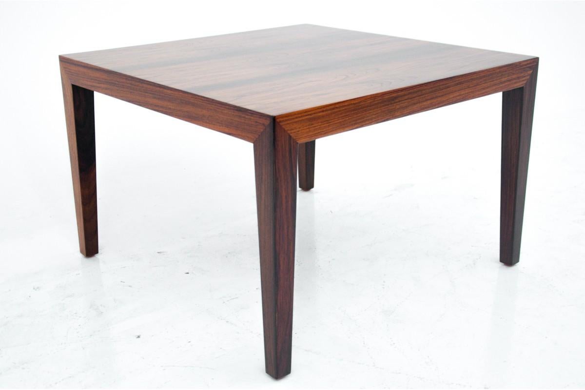 Une élégante table basse en bois de rose du Danemark, datant des années 1960.
Forme minimale et simple.
Bel état du bois de rose.