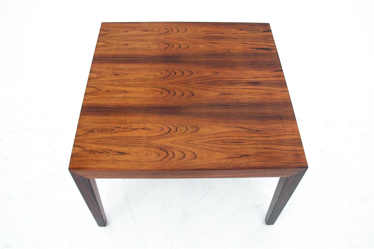Milieu du XXe siècle Table d'appoint / Table basse en palissandre:: circa 1960s en vente