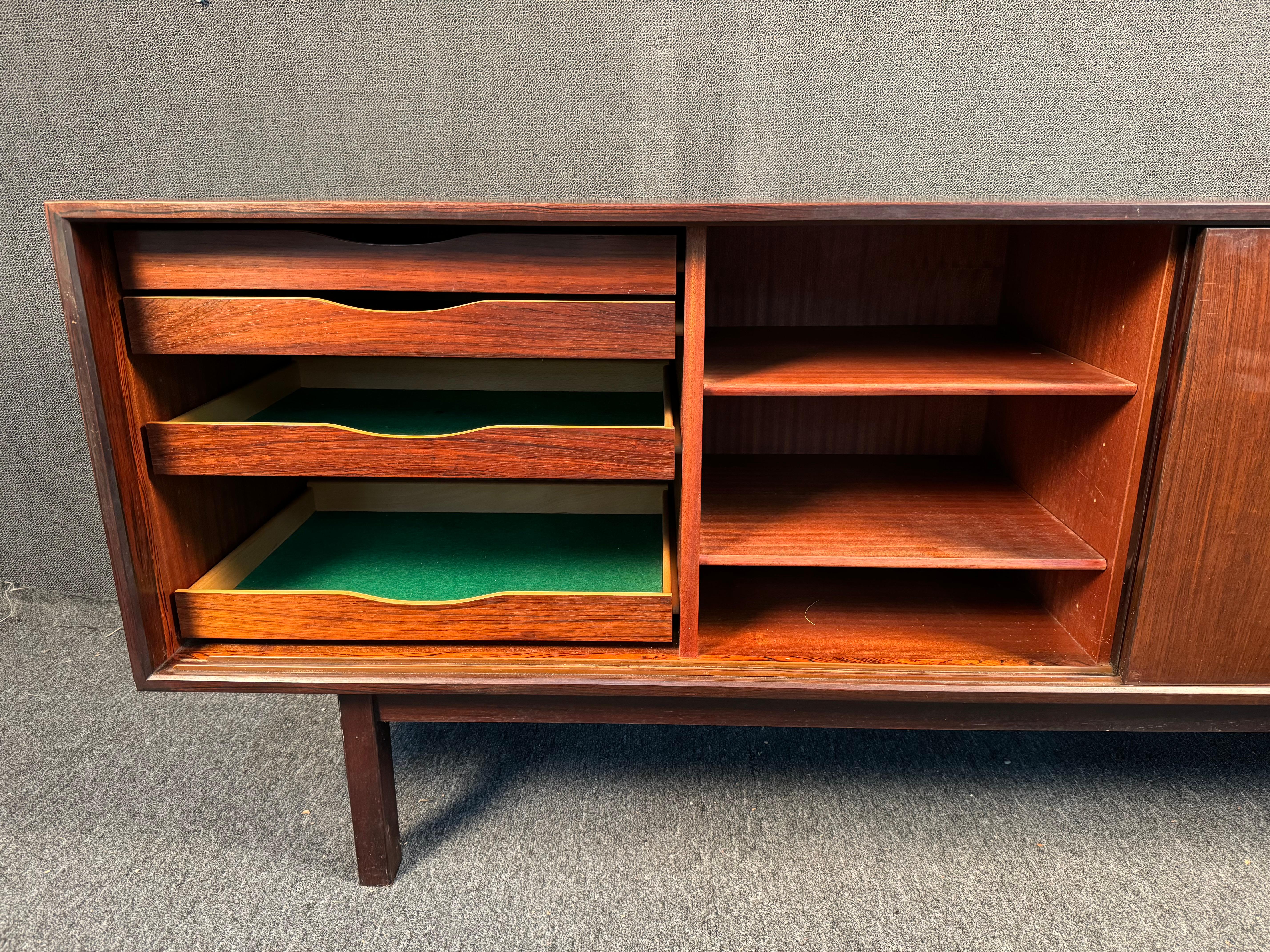 Credenza moderna scandinava in legno di palissandro di Gunni Oman in vendita 6