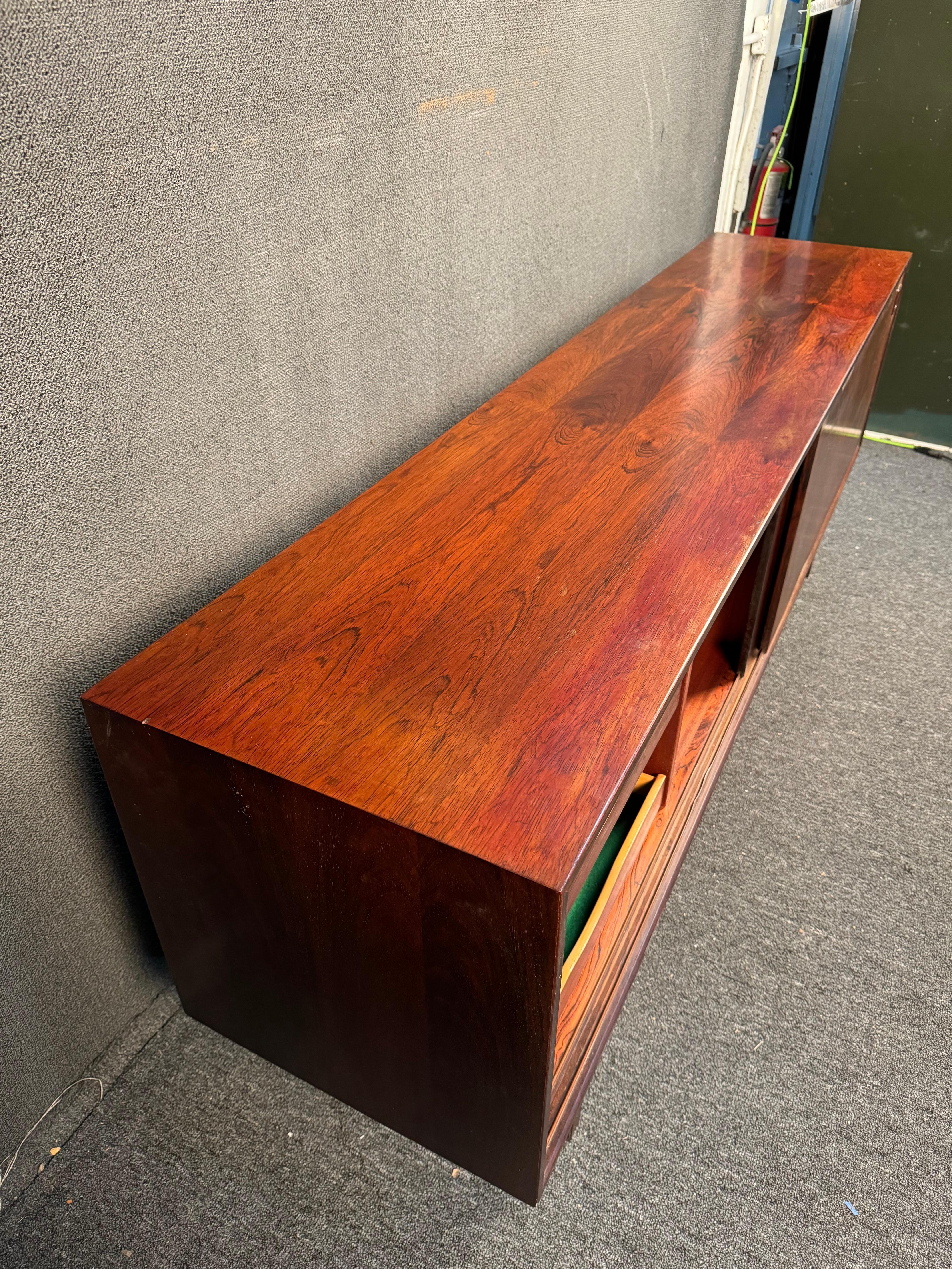 Credenza moderna scandinava in legno di palissandro di Gunni Oman in vendita 7