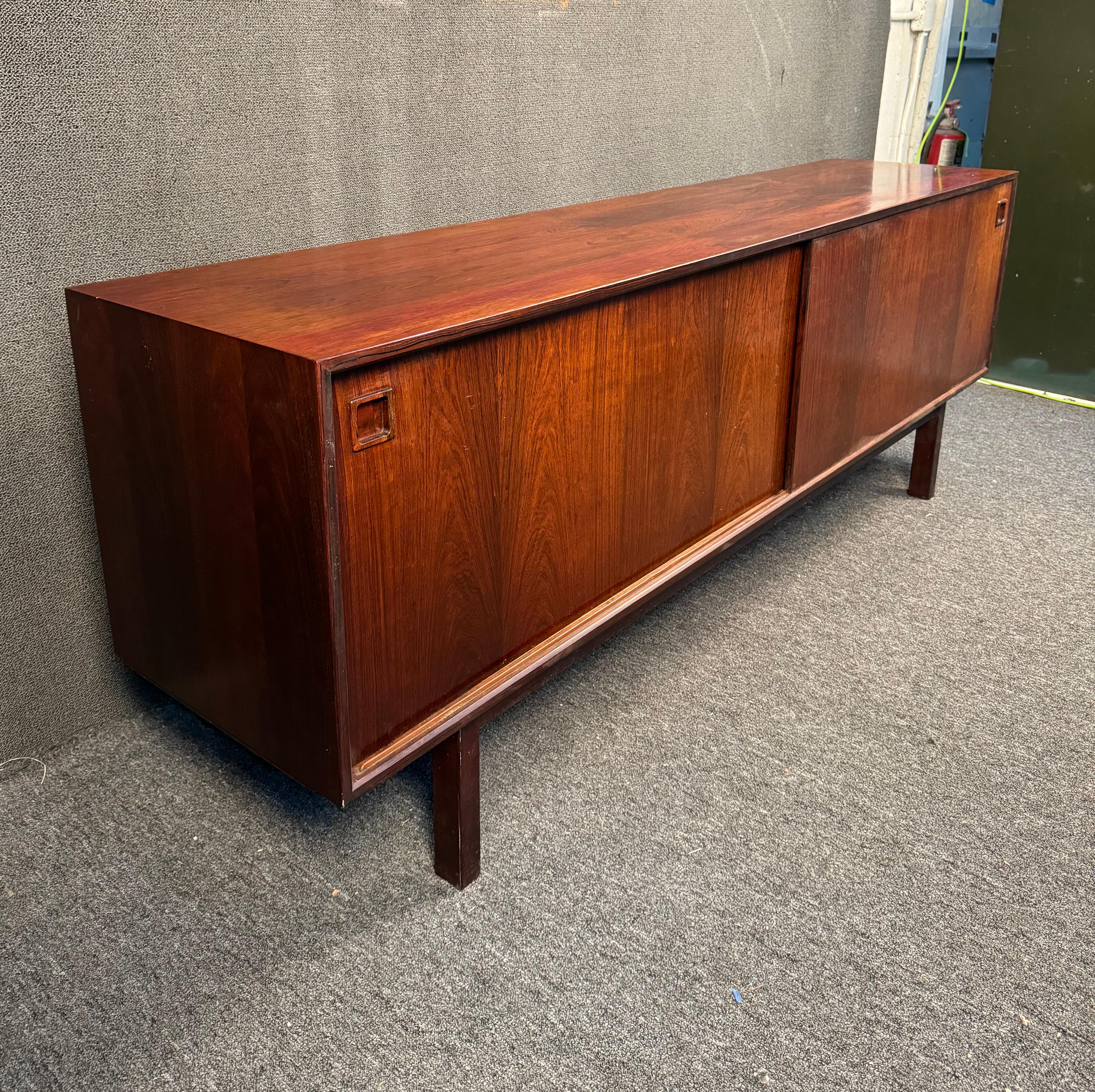 Mid-Century moderno Credenza moderna scandinava in legno di palissandro di Gunni Oman in vendita