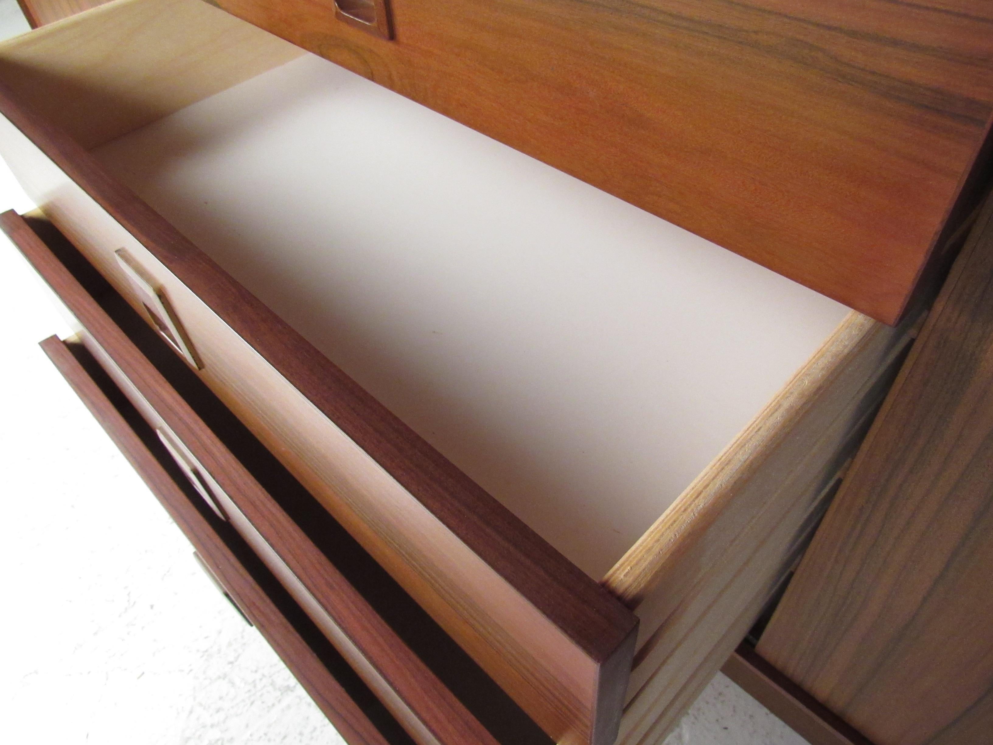 Scandinavian Modern Rosewood Sideboard with Cupboard Top Bookshelf 9