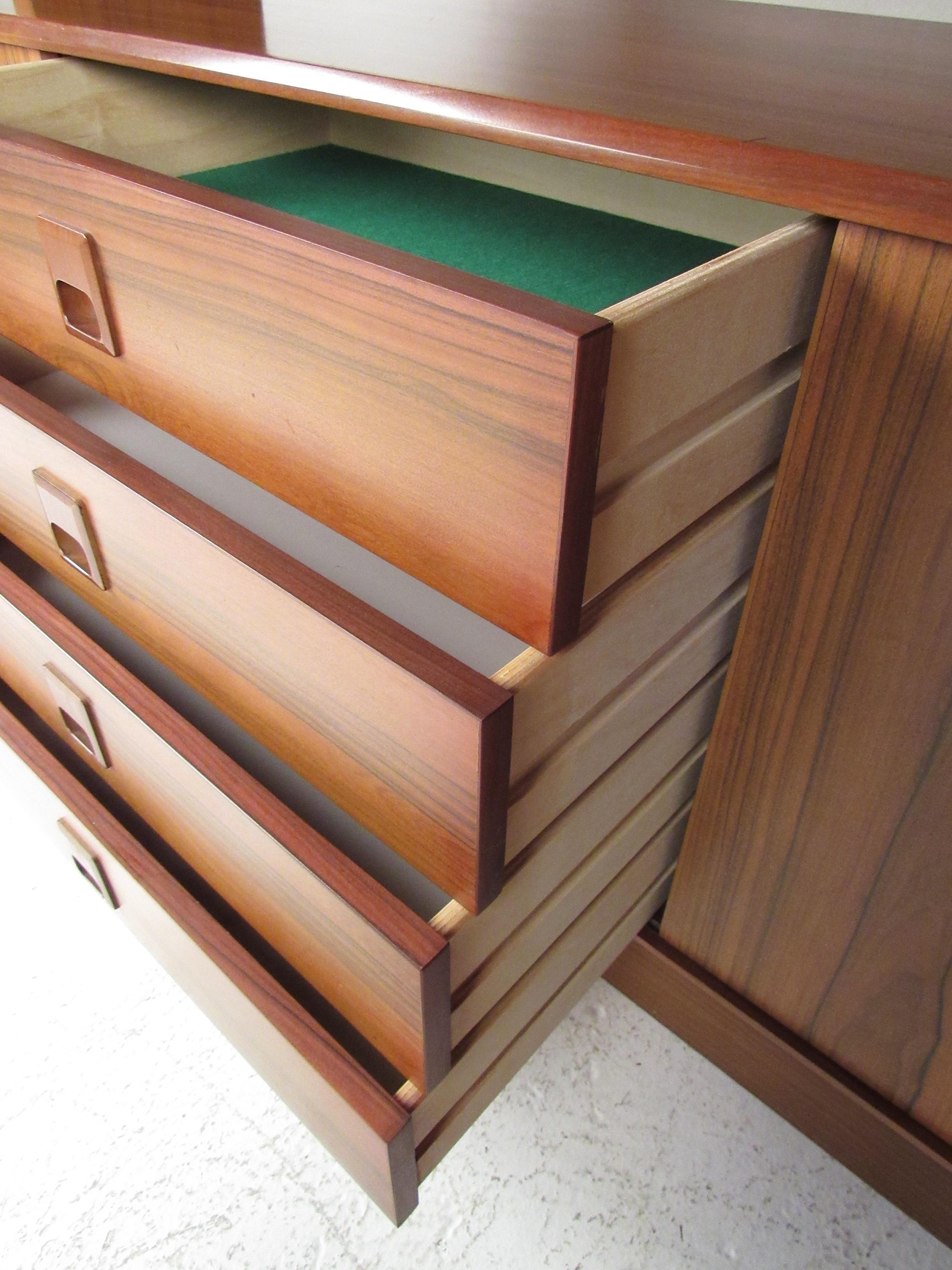 Scandinavian Modern Rosewood Sideboard with Cupboard Top Bookshelf 2