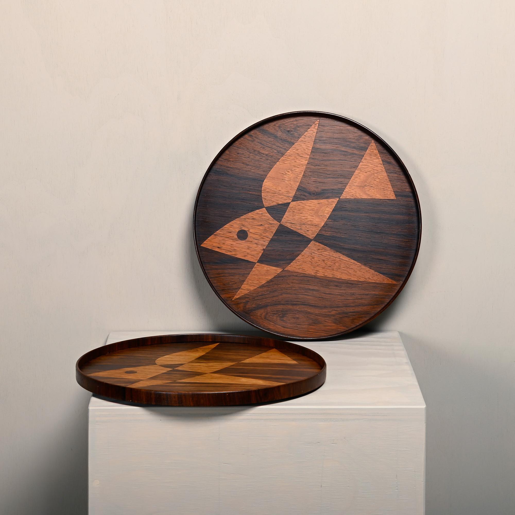 Plateau rond en bois de rose, produit par Intarsia, Danemark, années 1960. Placage de bois de rose avec incrustation de motifs de poissons en placage de chêne. Deux plateaux disponibles et tous deux en bon état avec une usure normale.

Prix et vente