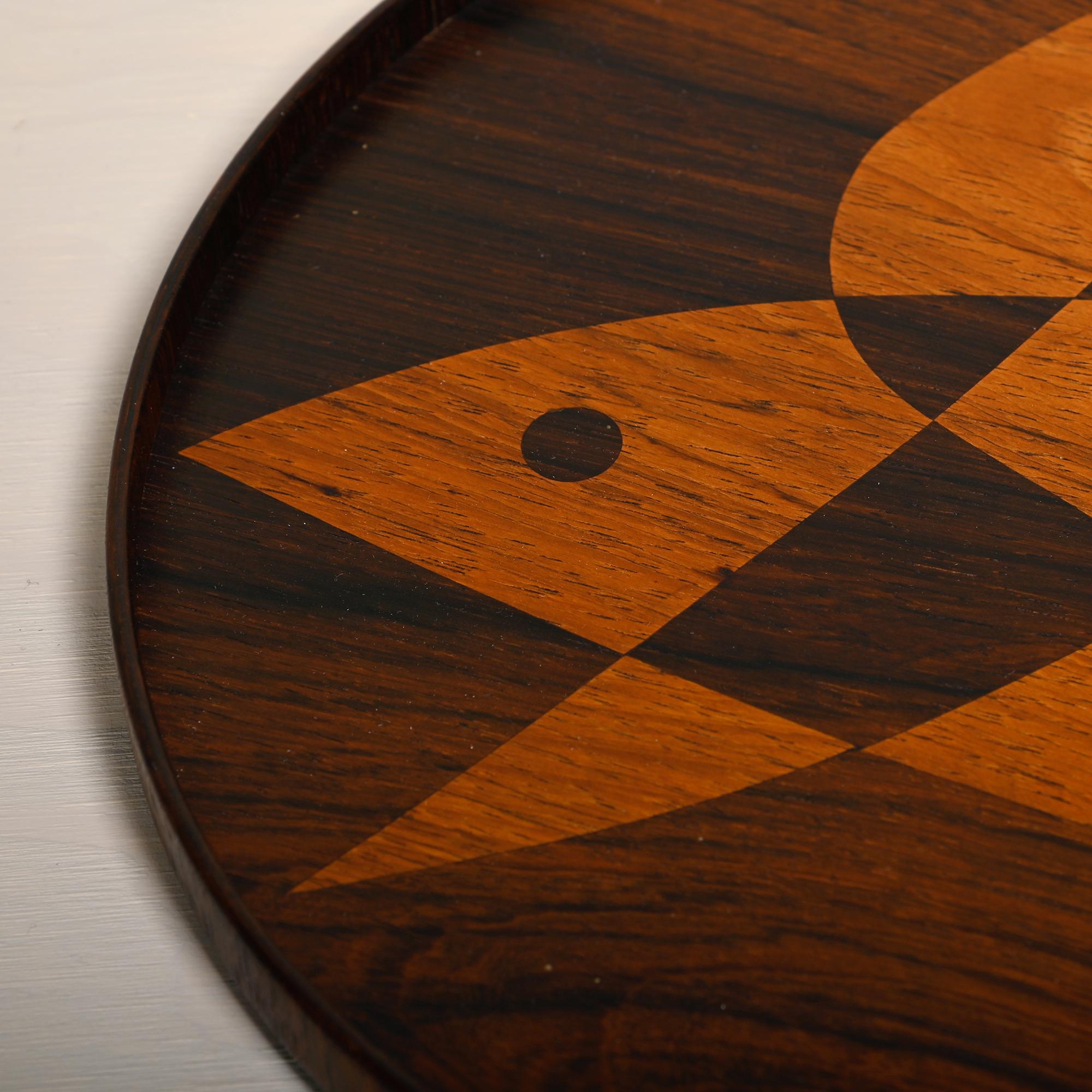 The Modern Scandinavian rosewood tray with fish motif for Intarsia, Denmark 1960s en vente 2