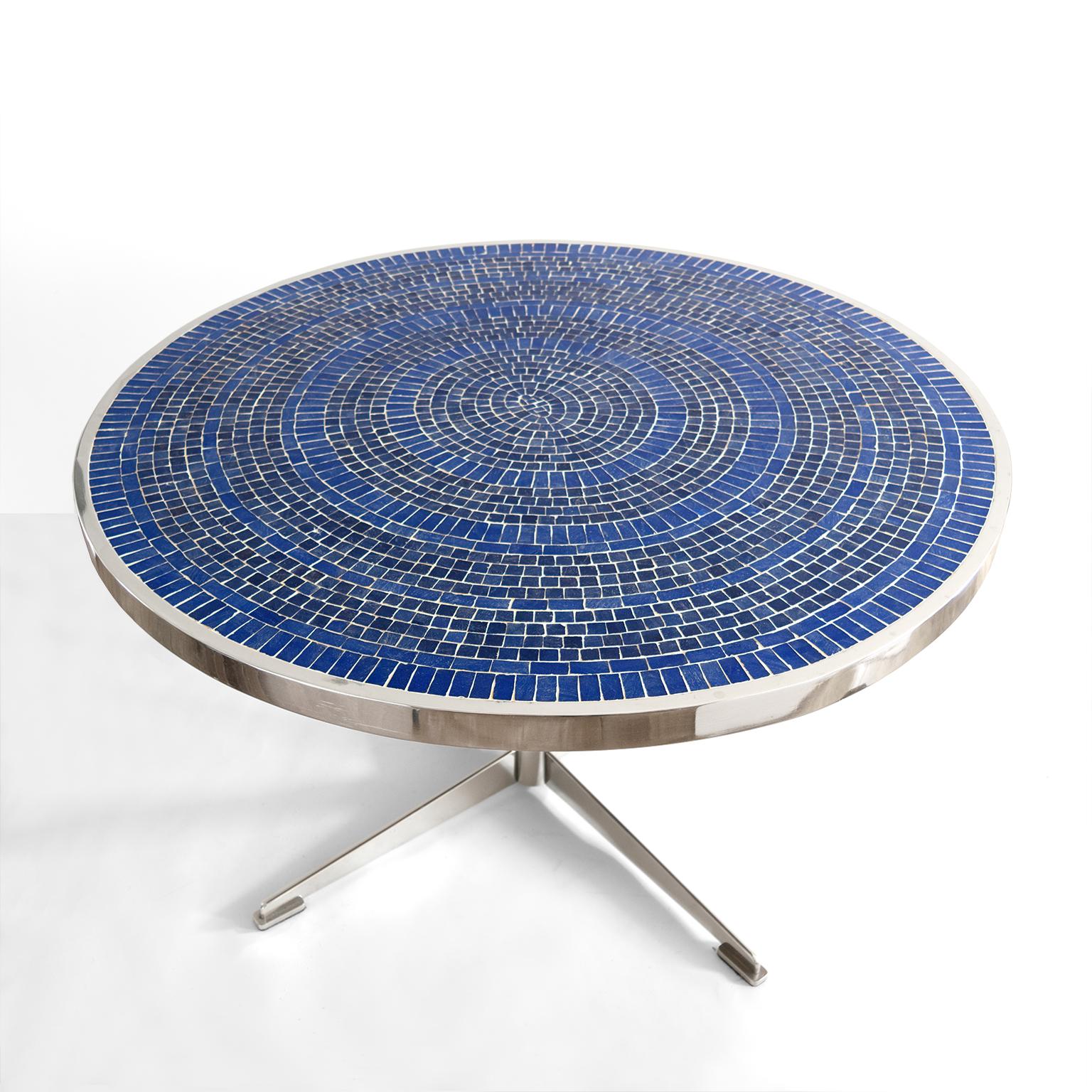 Scandinave moderne Table de salle à manger ronde scandinave moderne en mosaïque de verre bleu, cadre en acier poli en vente
