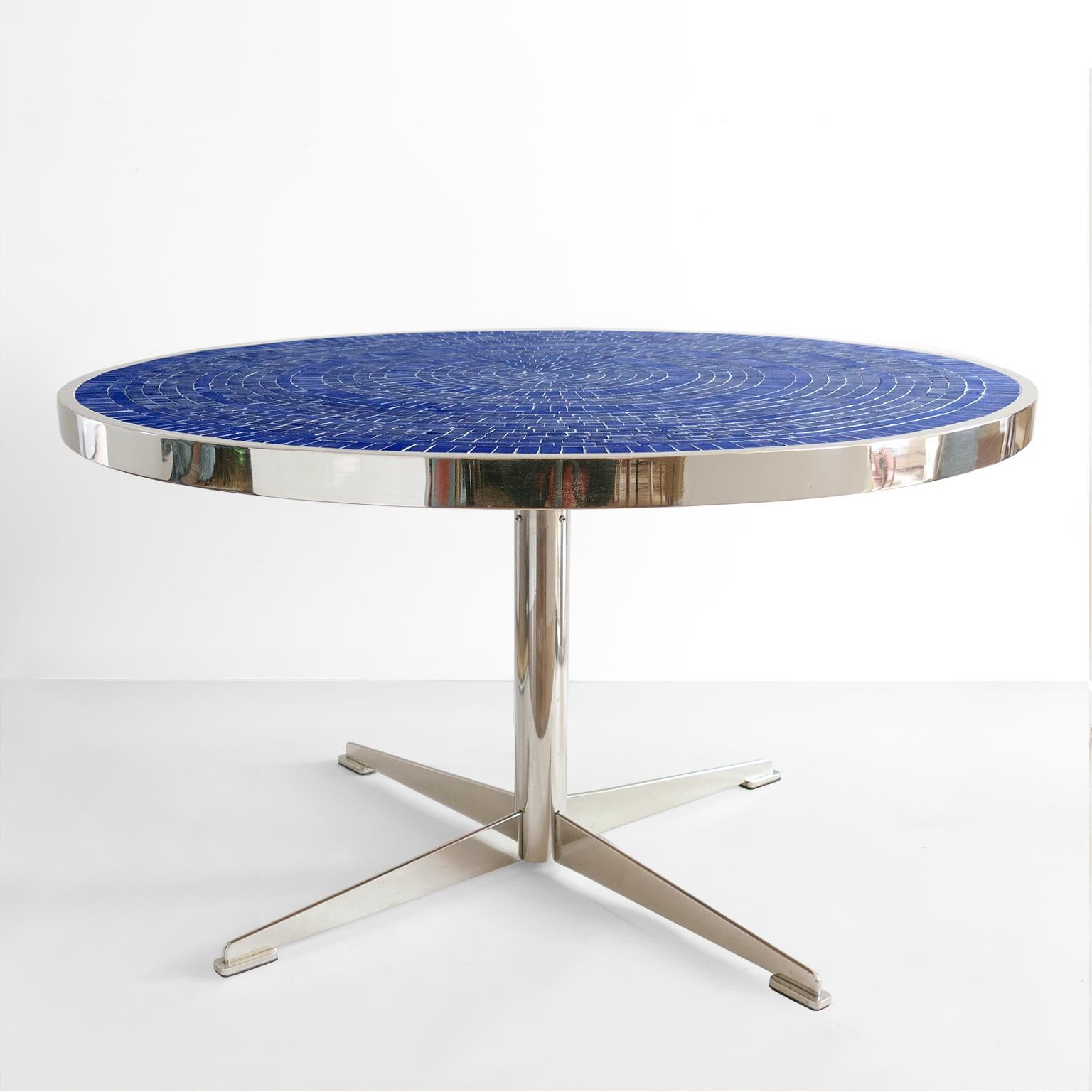 Scandinave Table de salle à manger ronde scandinave moderne en mosaïque de verre bleu, cadre en acier poli en vente