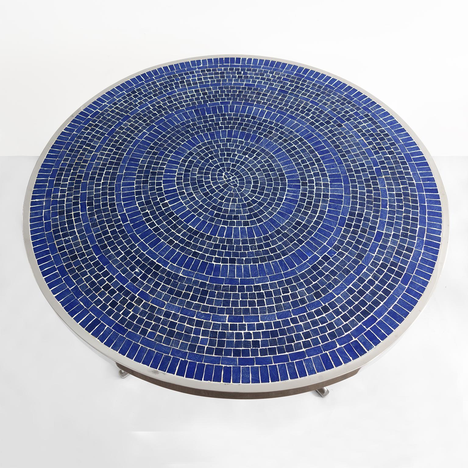 Table de salle à manger ronde scandinave moderne en mosaïque de verre bleu, cadre en acier poli Bon état - En vente à New York, NY