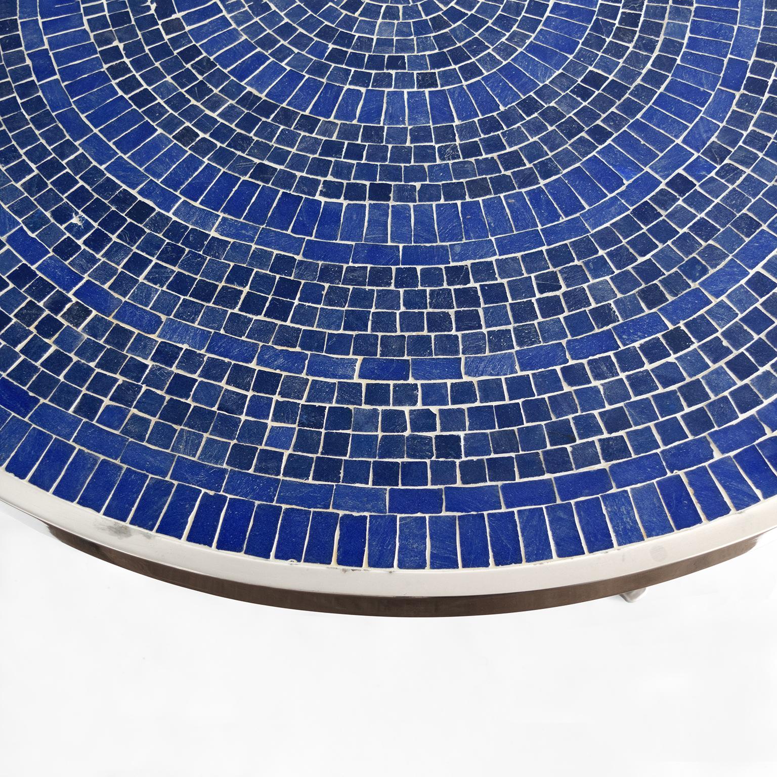 20ième siècle Table de salle à manger ronde scandinave moderne en mosaïque de verre bleu, cadre en acier poli en vente