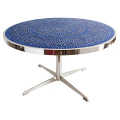 Tavolo da pranzo rotondo The Modern Scandinavian mosaico di vetro blu, struttura in acciaio lucido