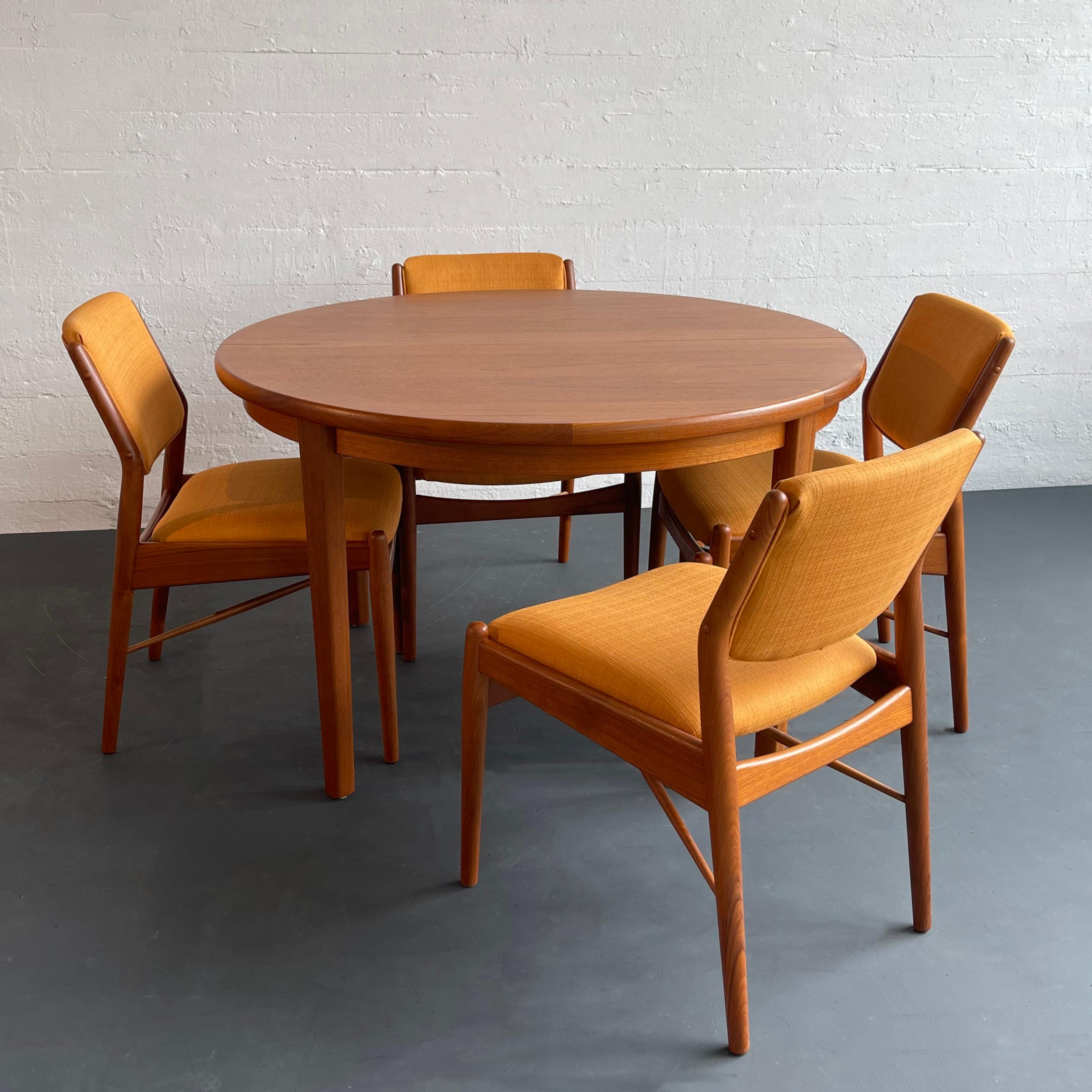 Scandinavian Modern Round Teak Dining Table In Good Condition In Brooklyn, NY