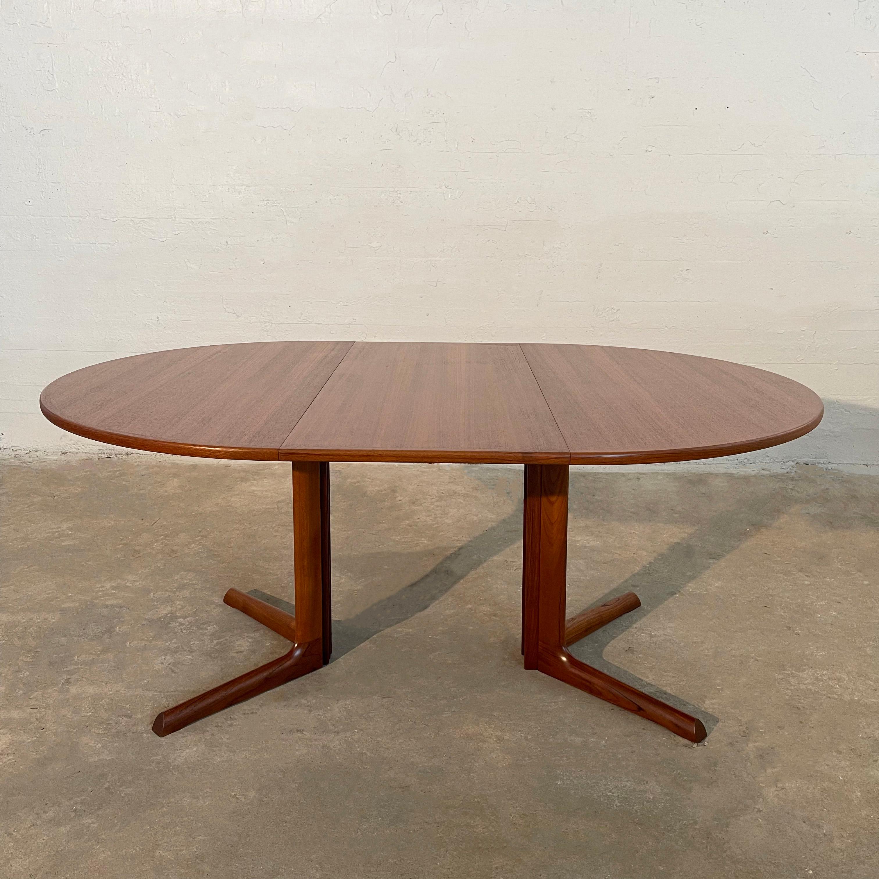 Scandinavian Modern Round Teak Extension Pedestal Dining Table In Good Condition In Brooklyn, NY