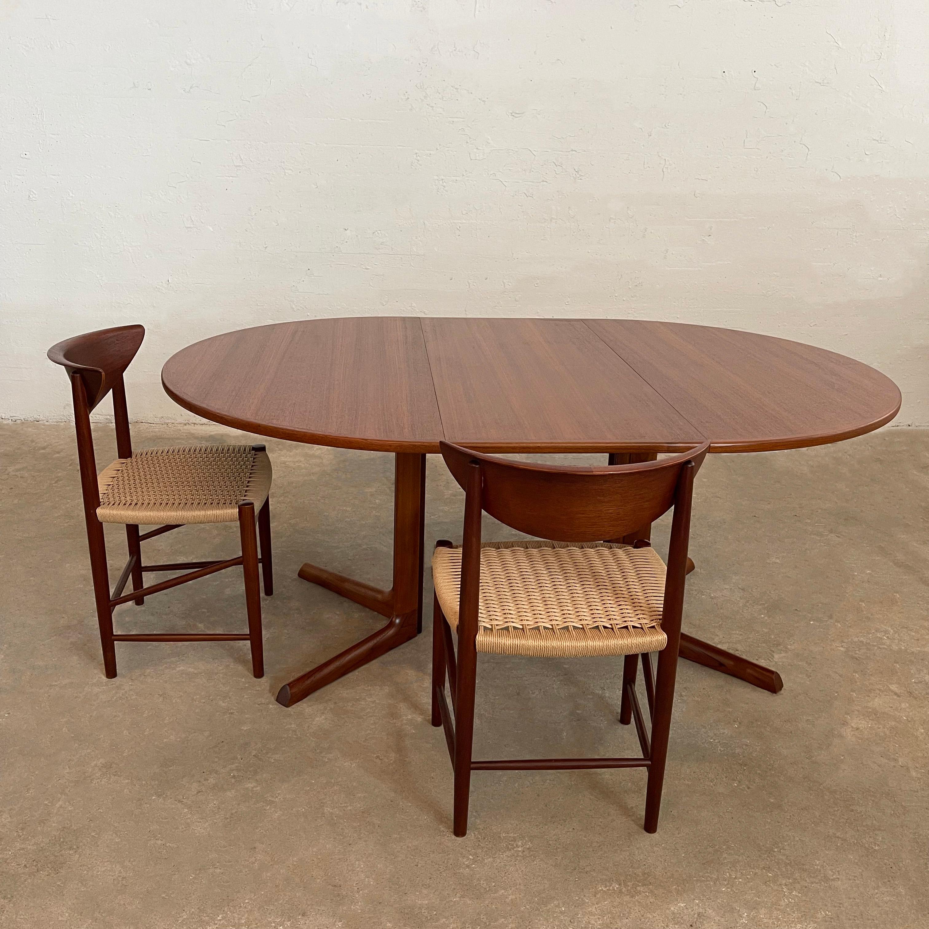 20th Century Scandinavian Modern Round Teak Extension Pedestal Dining Table