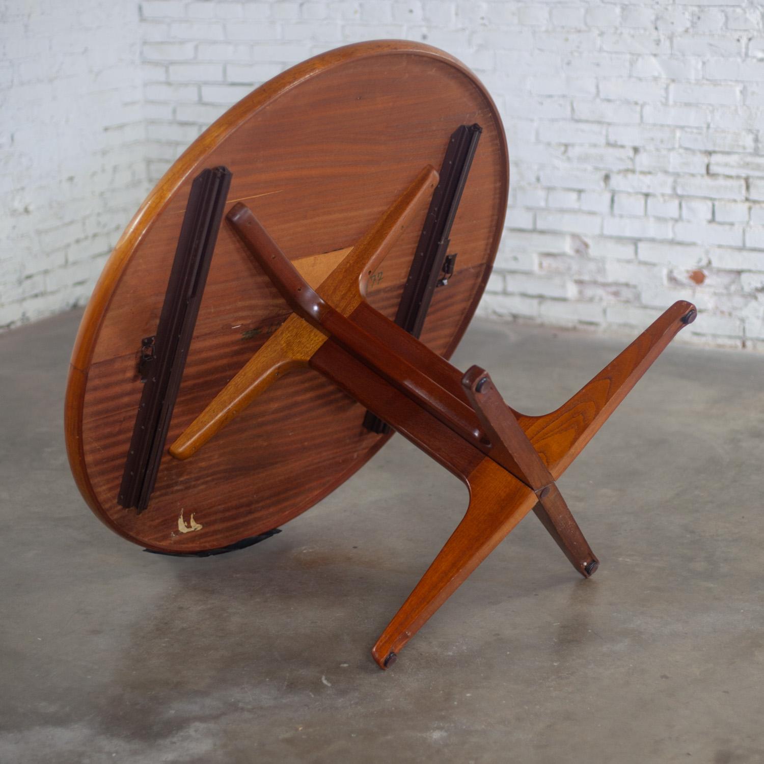 Scandinavian Modern Round to Oval Teak Expanding Dining Table Attr Gudme Mobel. For Sale 7