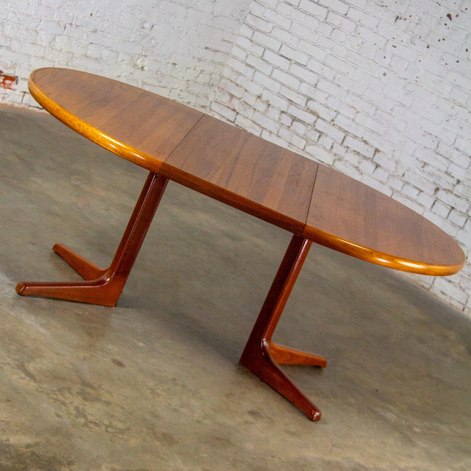 Scandinavian Modern Round to Oval Teak Expanding Dining Table Attr Gudme Mobel. In Good Condition For Sale In Topeka, KS