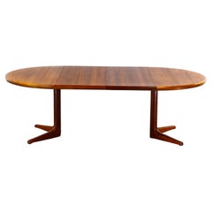 The Modern Scandinavian Tavolo da pranzo rotondo a ovale in teak espandibile Attr Gudme Mobel.
