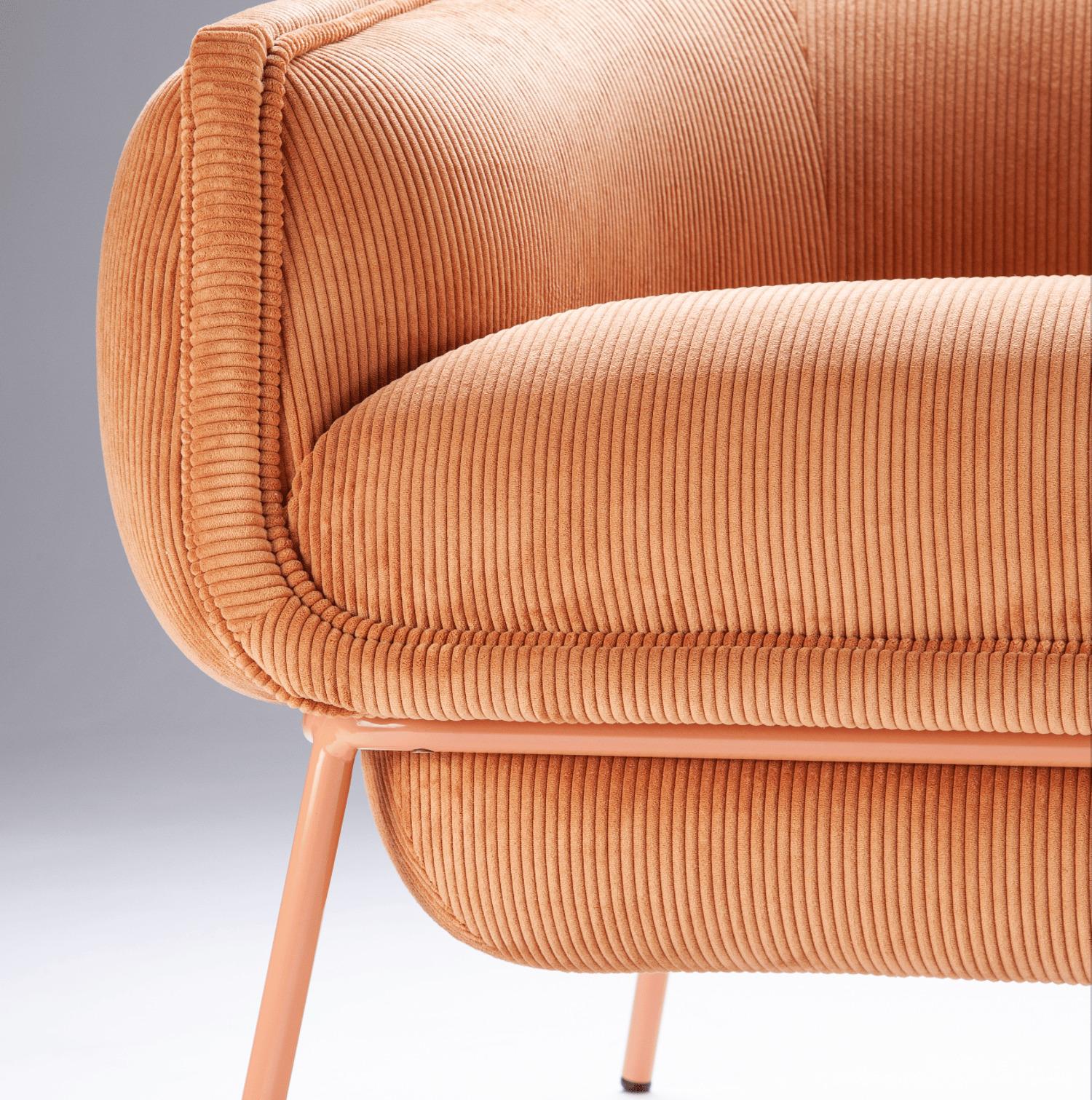 El sillón Blop celebra las dualidades de la comodidad y el diseño moderno matizado. Este sillón de gran tamaño combina una estructura metálica tensa con brazos y asiento suaves y acolchados. Con sus líneas limpias y detalles sencillos, pero con