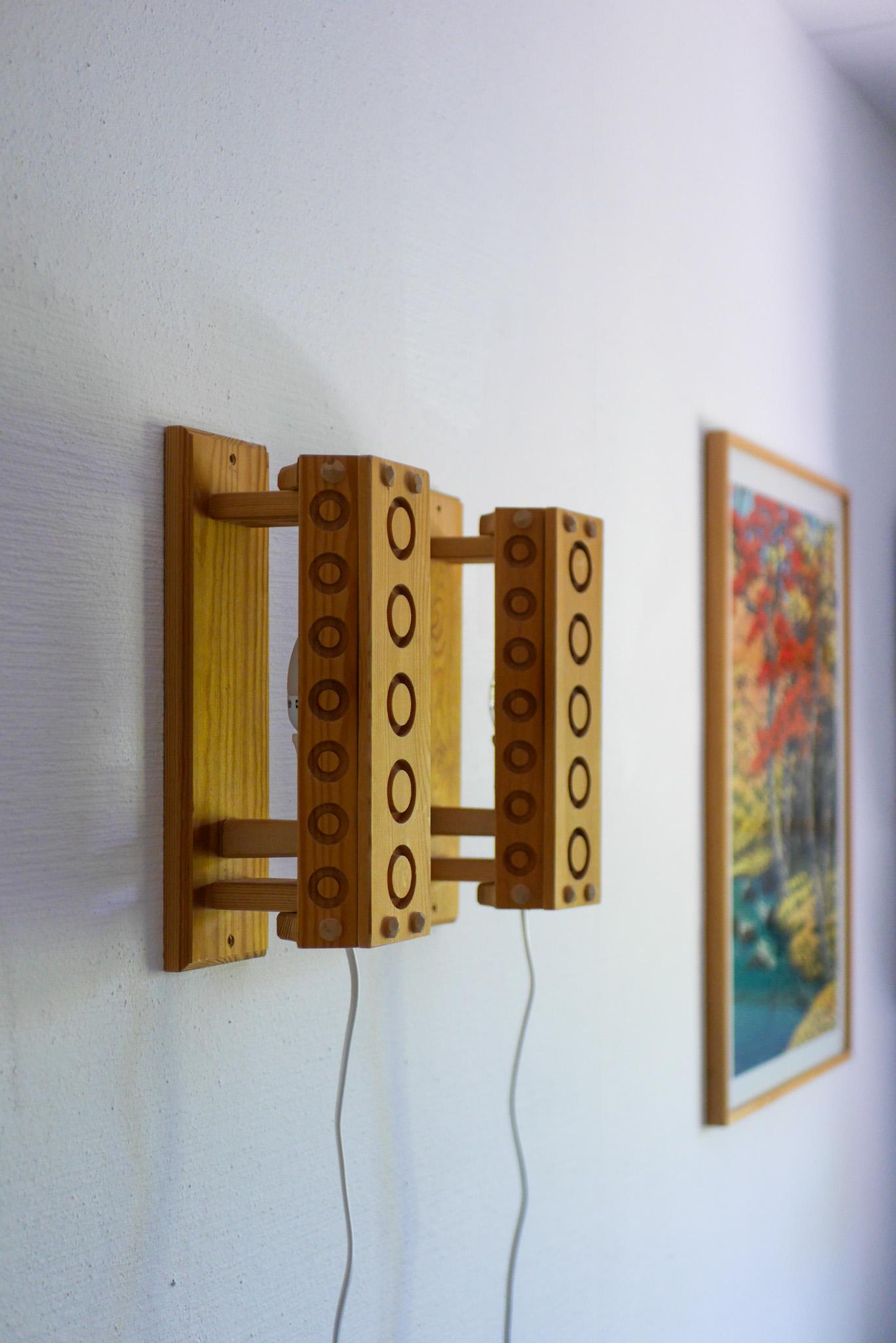Scandinavian modern sconces. A pair of Mid-century modern Pine wood wall lights For Sale 5