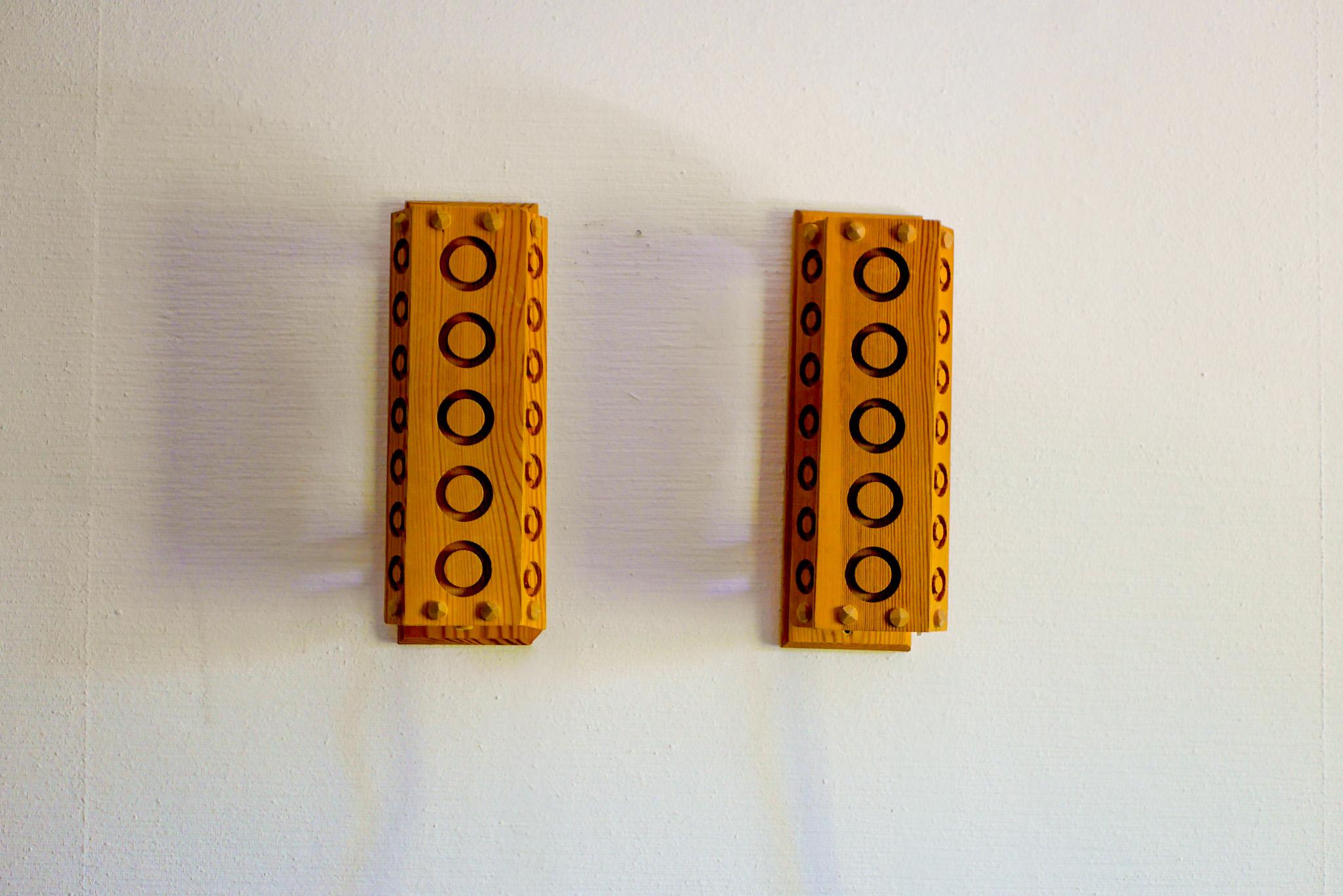 Scandinavian modern sconces. A pair of Mid-century modern Pine wood wall lights For Sale 3