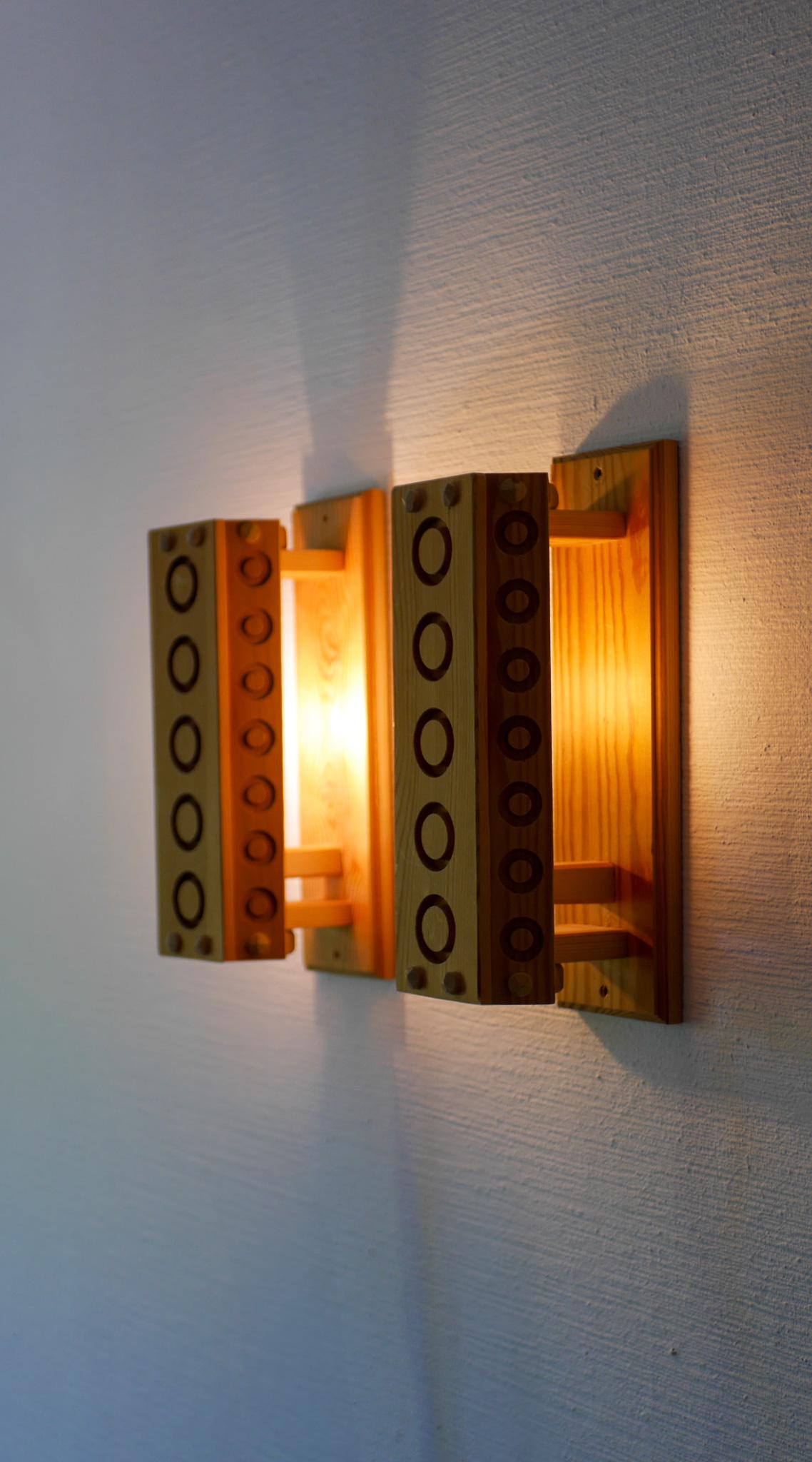Scandinavian modern sconces. A pair of Mid-century modern Pine wood wall lights For Sale 4