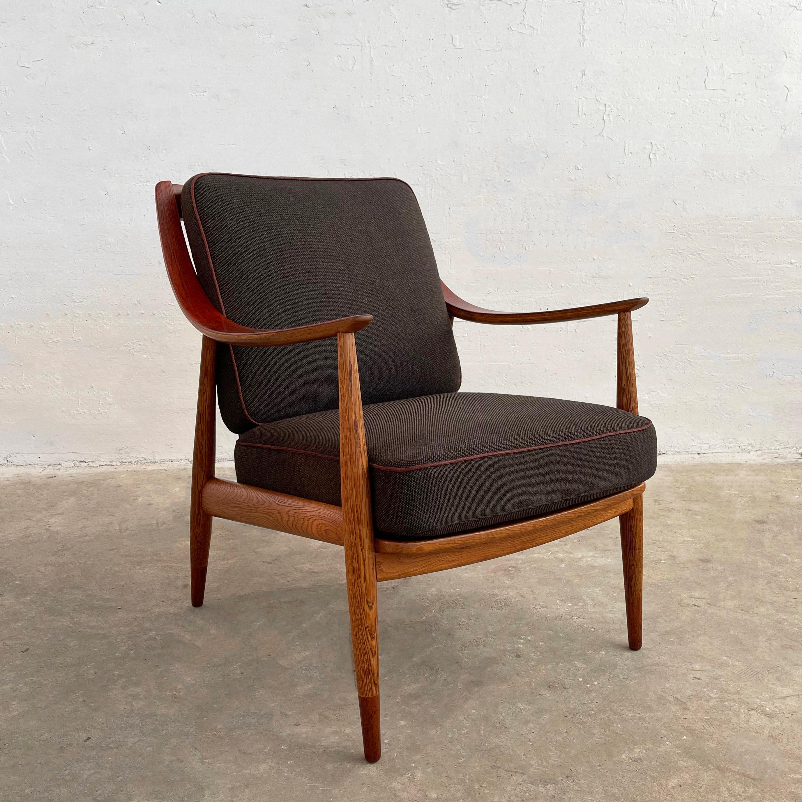 Moderne Scandinavian, le modèle FD145 est une chaise longue de Peter Hvidt et Orla Molgaard-Nielsen pour France & Daverkosen. Sa structure en chêne est rehaussée de teck le long des accoudoirs et de l'extrémité des pieds. Les coussins d'origine sont