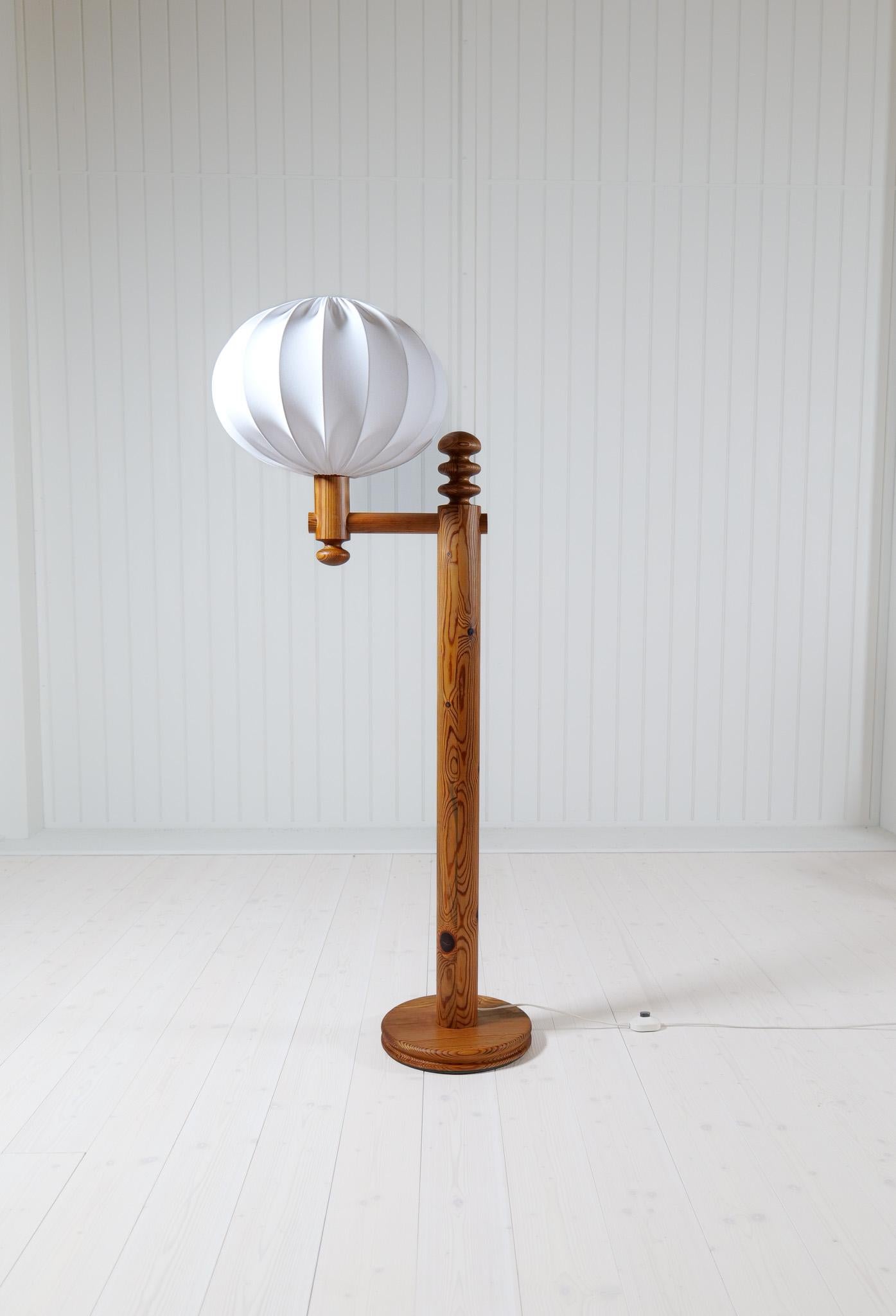 Scandinavian Modern Sculptural Floor Lamp in Pine Uno Kristiansson, Sweden 1970s For Sale 7