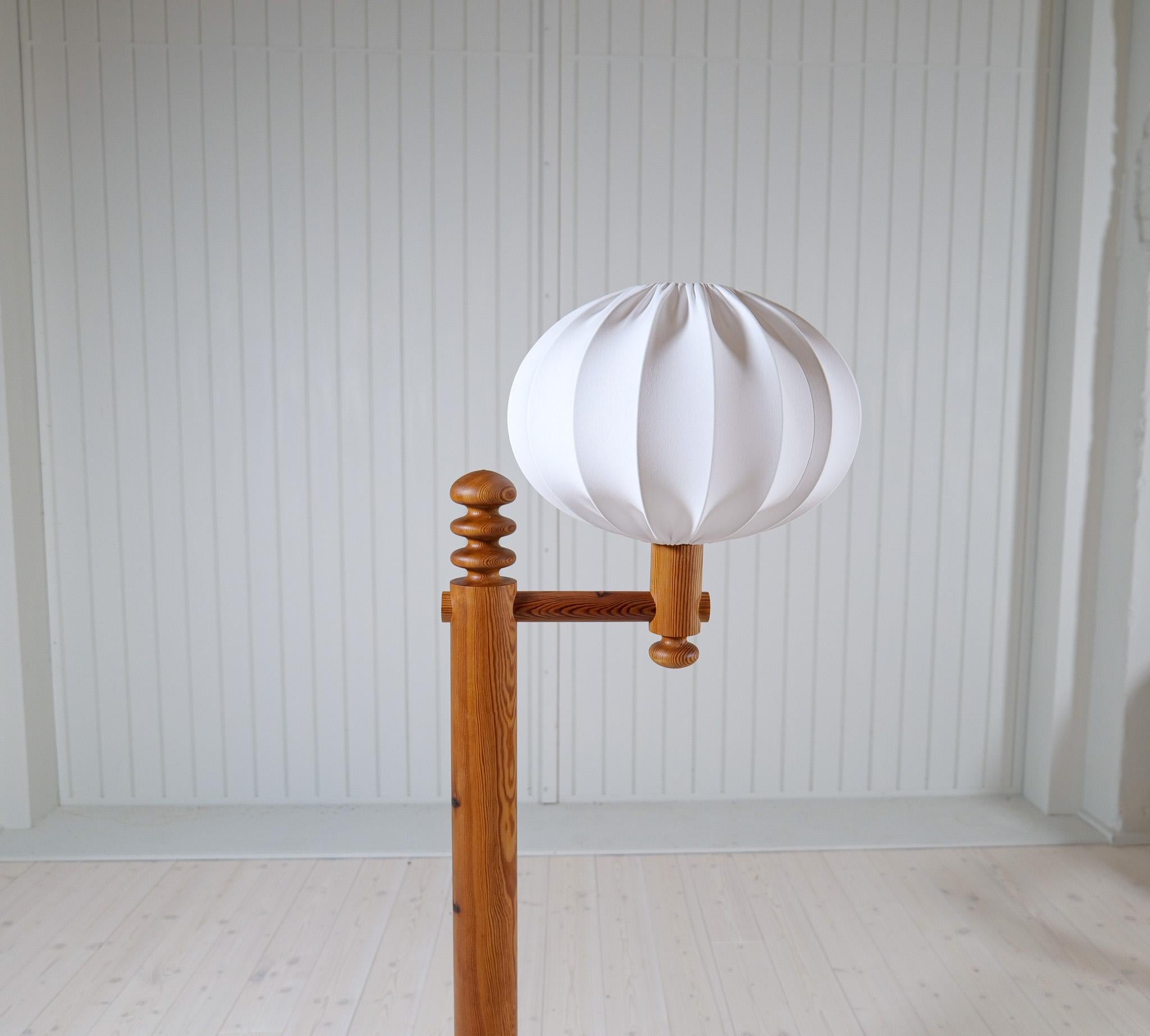 Scandinavian Modern Sculptural Floor Lamp in Pine Uno Kristiansson, Sweden 1970s 8