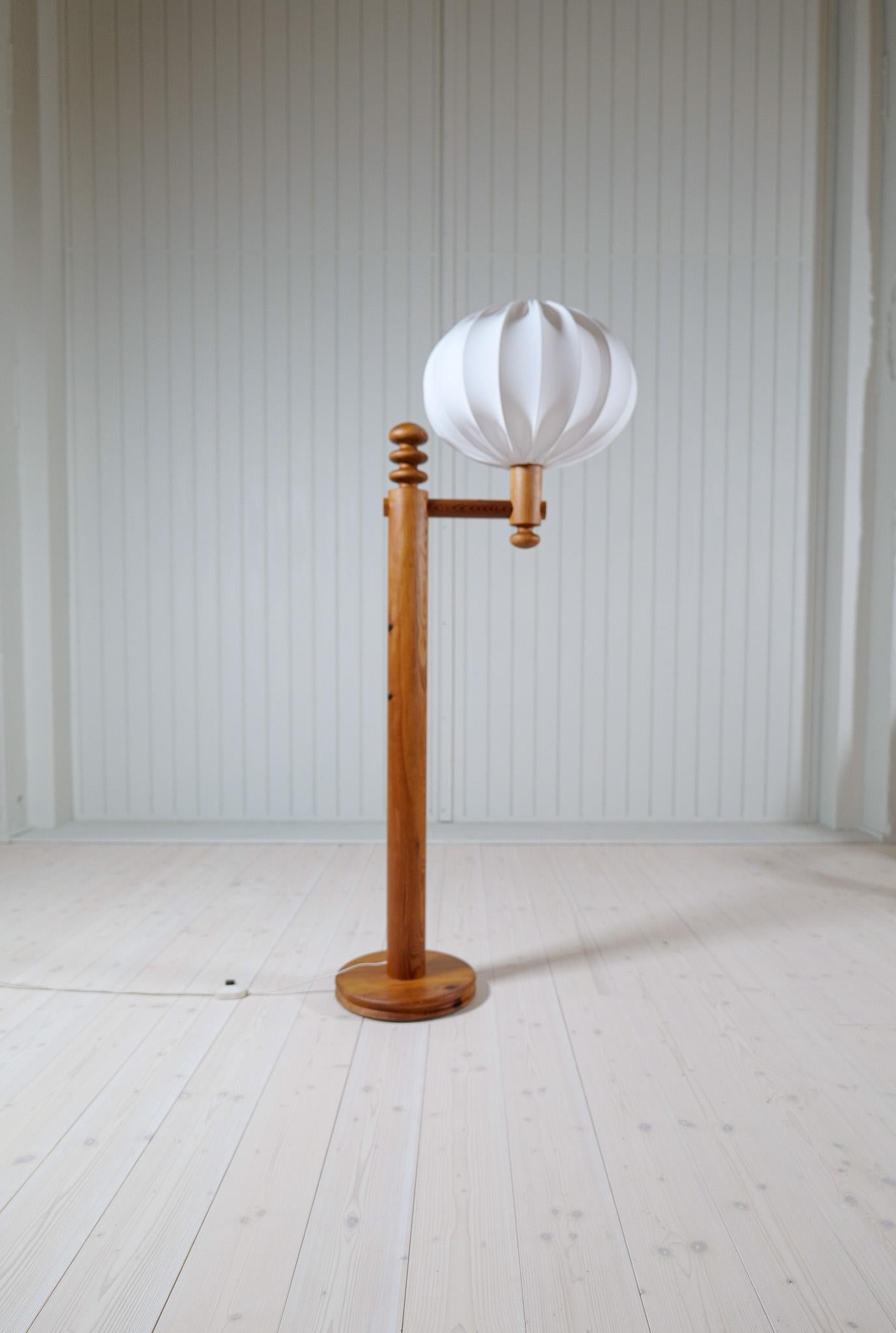 Scandinavian Modern Sculptural Floor Lamp in Pine Uno Kristiansson, Sweden 1970s For Sale 9