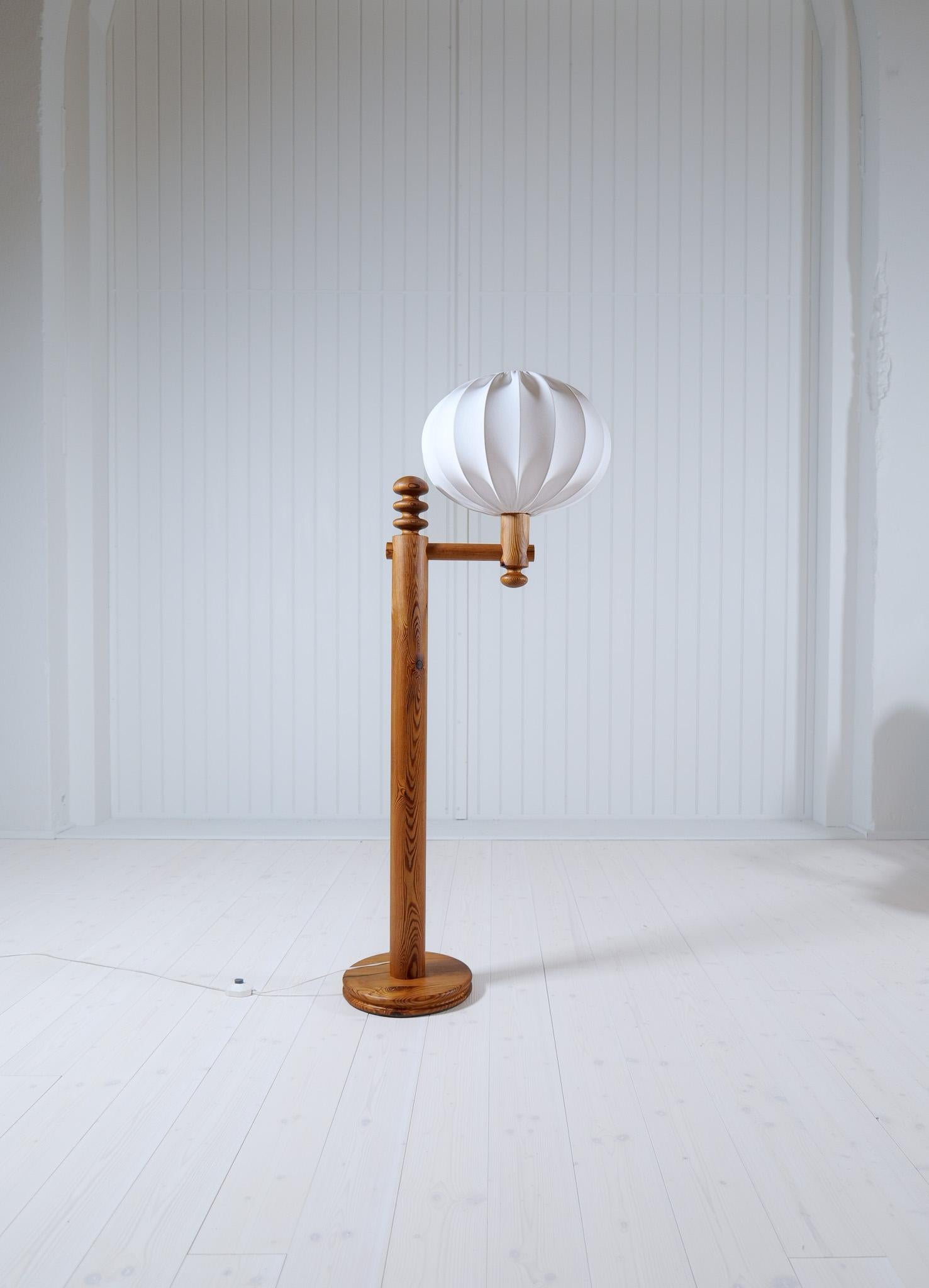 Floor lamp manufactured in Sweden and designed by Uno Kristiansson. Made in solid pine this one with its organic shape gives any home a nice vibe. 
All new cotton shade is included. 

Nice vintage condition.

Dimensions: Height 142cm, base 30cm