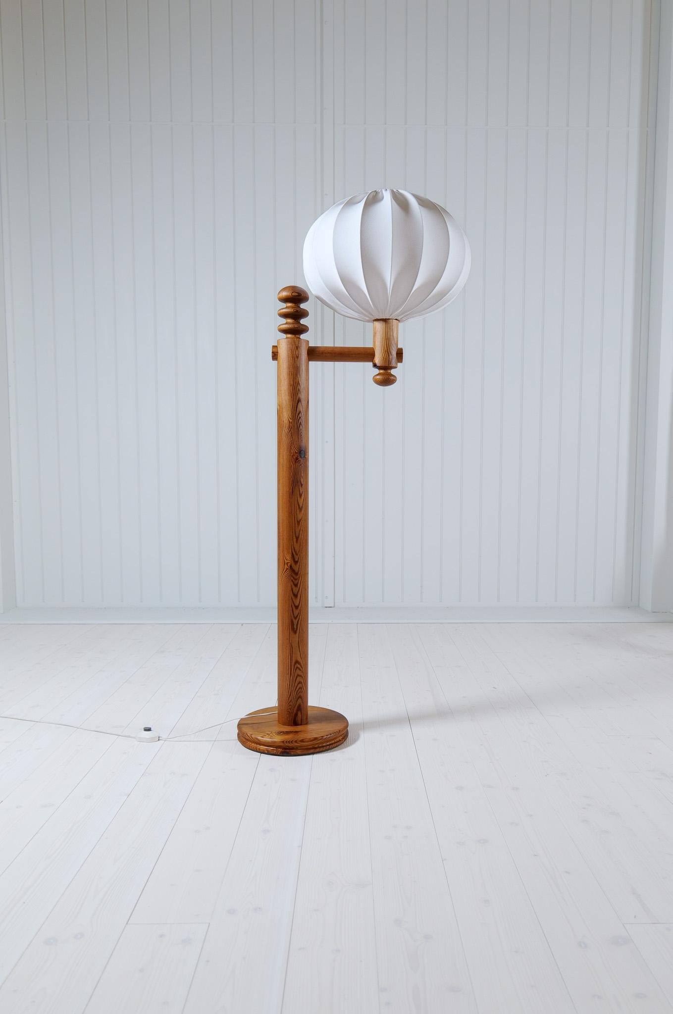 Swedish Scandinavian Modern Sculptural Floor Lamp in Pine Uno Kristiansson, Sweden 1970s For Sale
