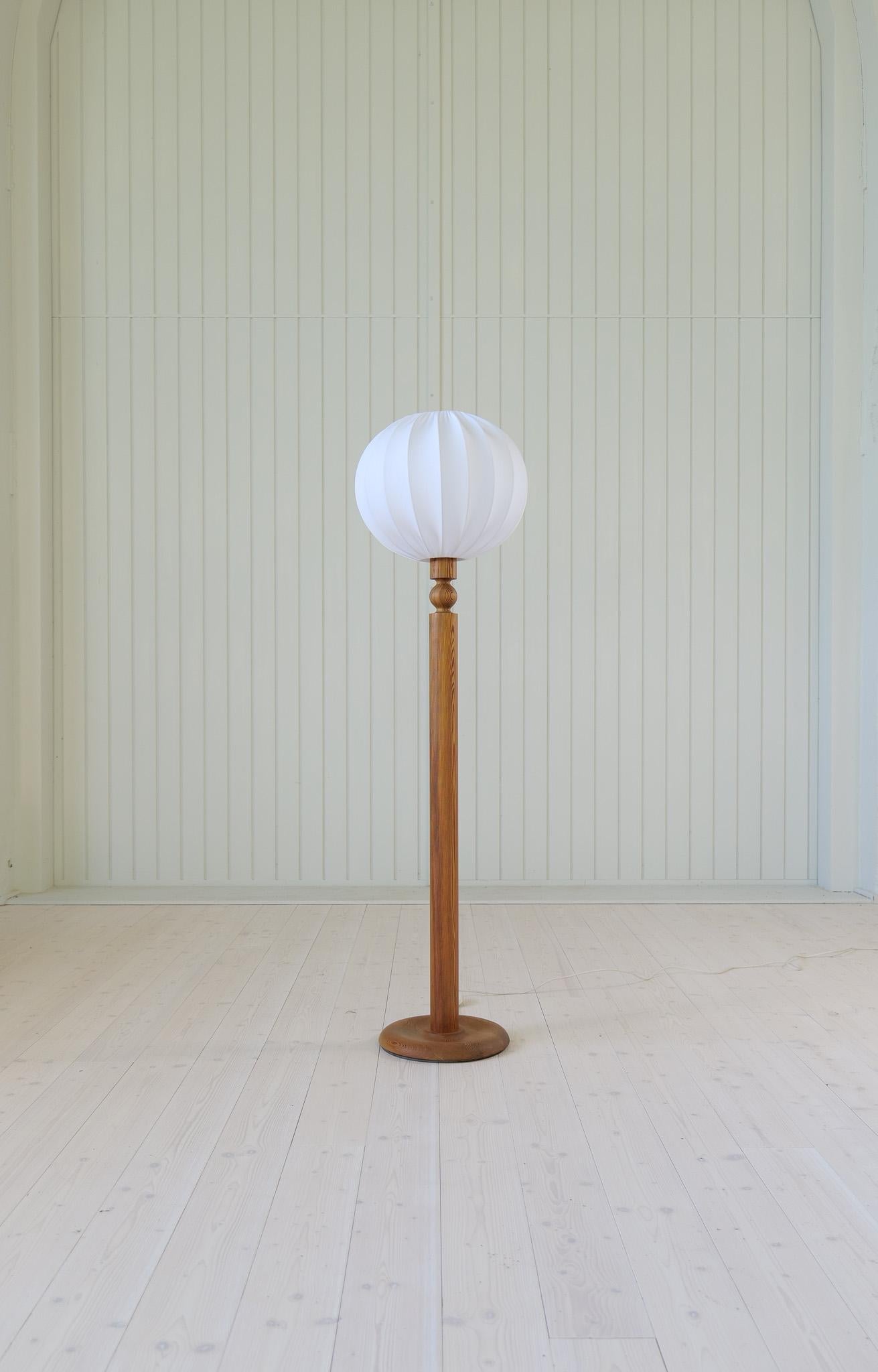 Scandinave moderne Lampadaire sculptural moderne scandinave en pin Uno Kristiansson, Suède, 1970 en vente