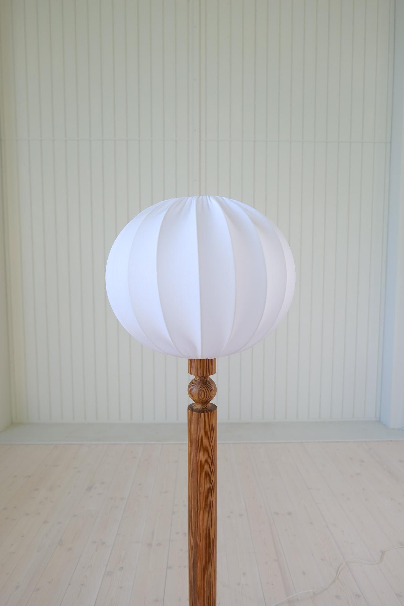 Suédois Lampadaire sculptural moderne scandinave en pin Uno Kristiansson, Suède, 1970 en vente
