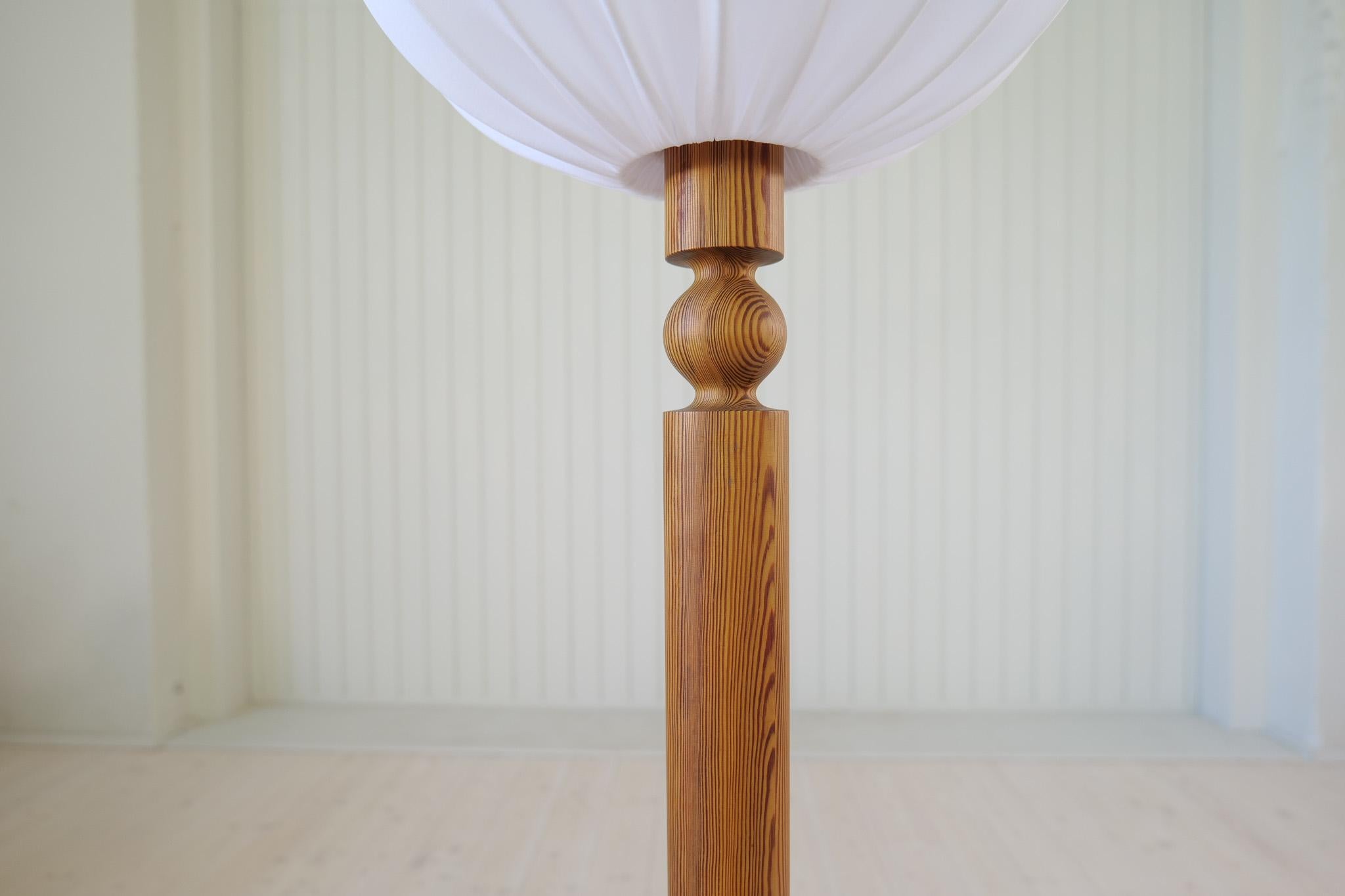 Lampadaire sculptural moderne scandinave en pin Uno Kristiansson, Suède, 1970 Bon état - En vente à Hillringsberg, SE