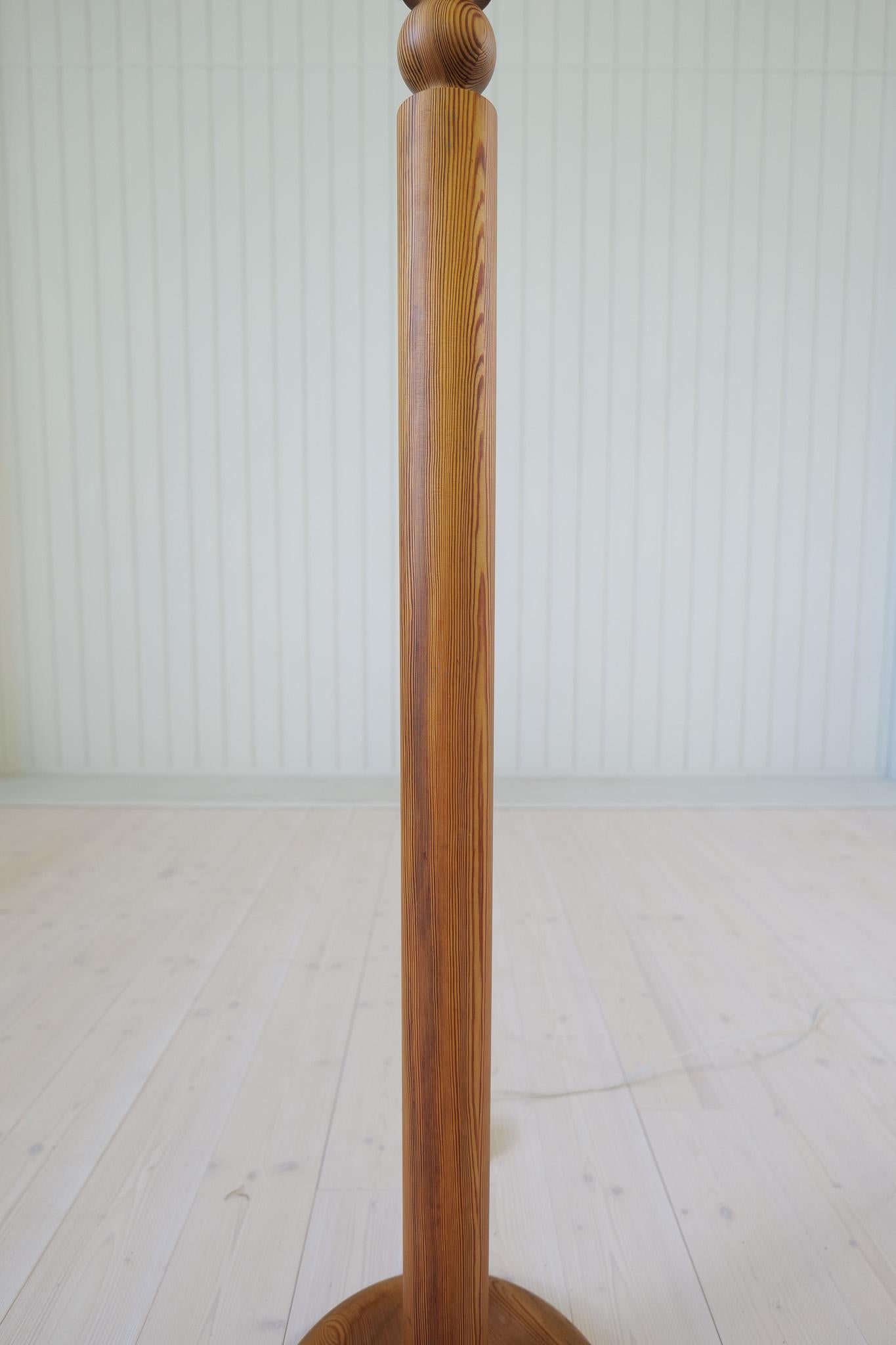 Fin du 20e siècle Lampadaire sculptural moderne scandinave en pin Uno Kristiansson, Suède, 1970 en vente