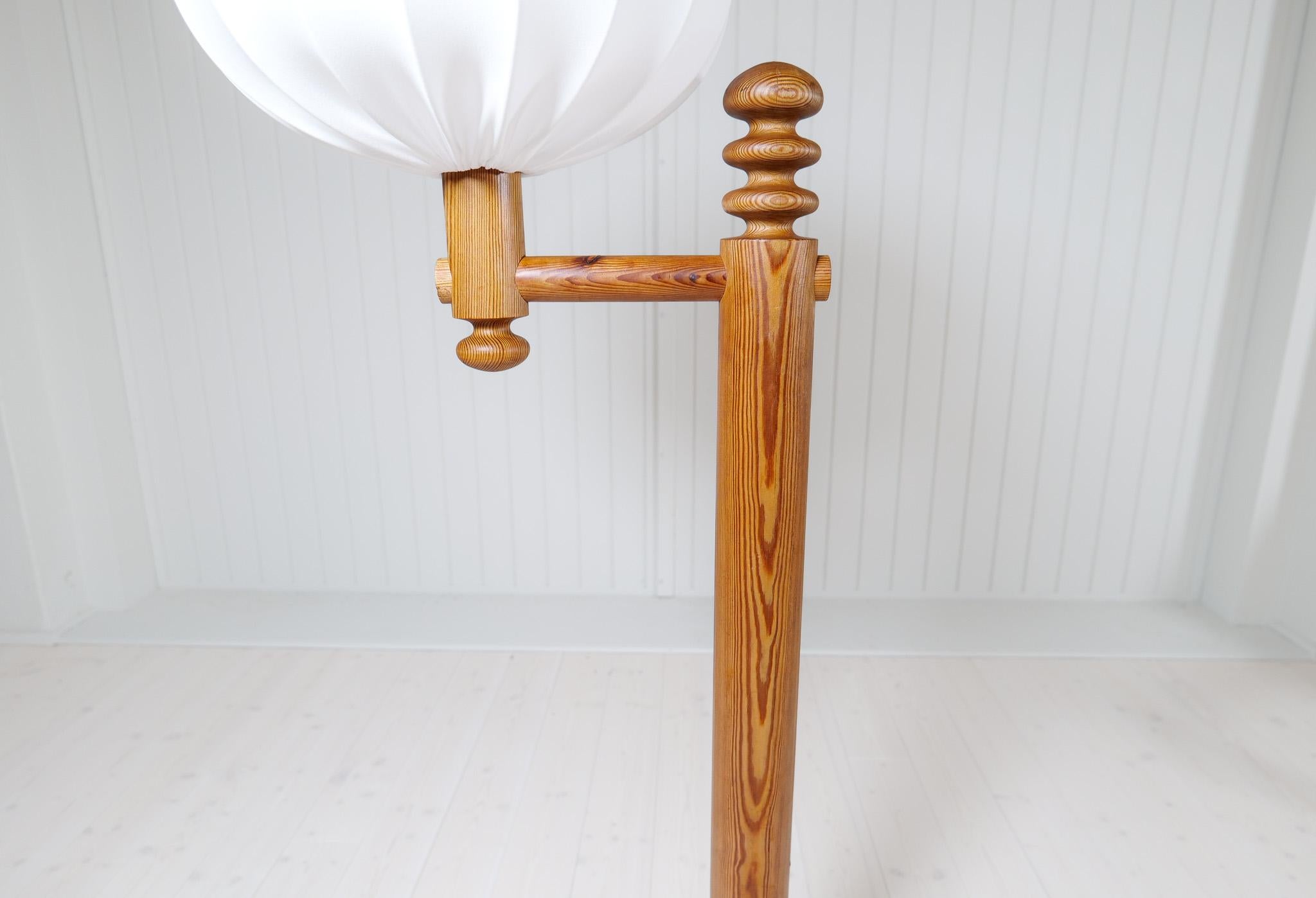 Scandinavian Modern Sculptural Floor Lamp in Pine Uno Kristiansson, Sweden 1970s For Sale 2