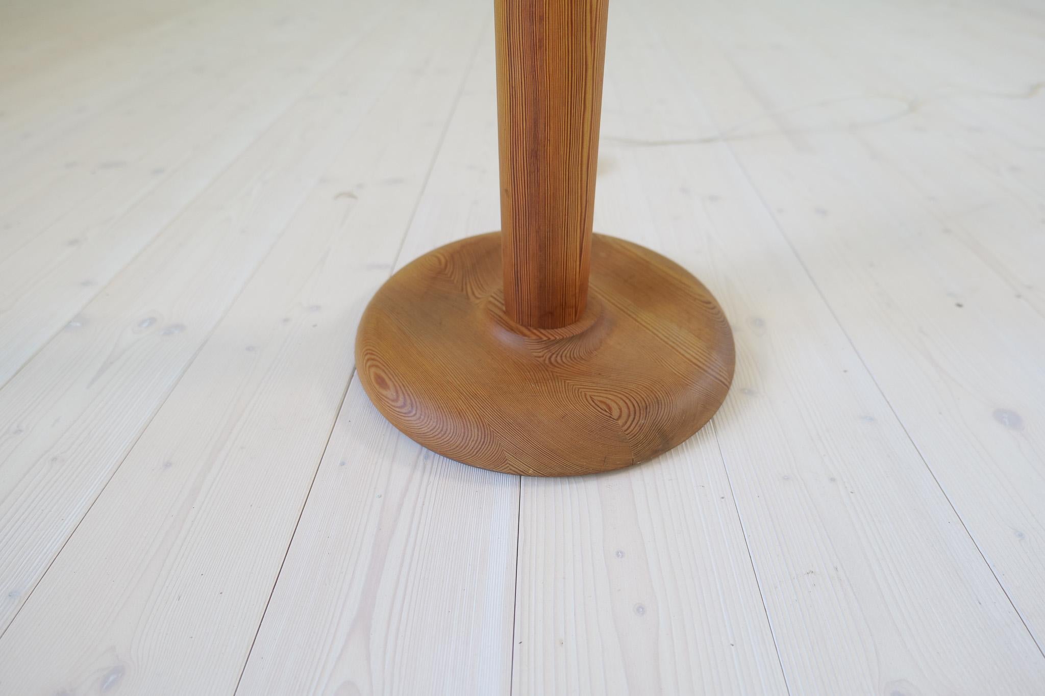 Pin Lampadaire sculptural moderne scandinave en pin Uno Kristiansson, Suède, 1970 en vente