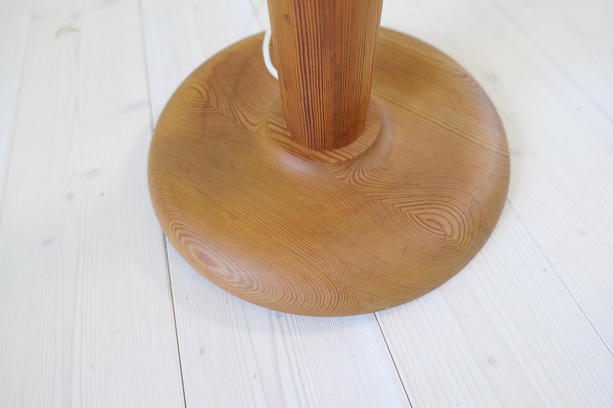 Lampadaire sculptural moderne scandinave en pin Uno Kristiansson, Suède, 1970 en vente 1