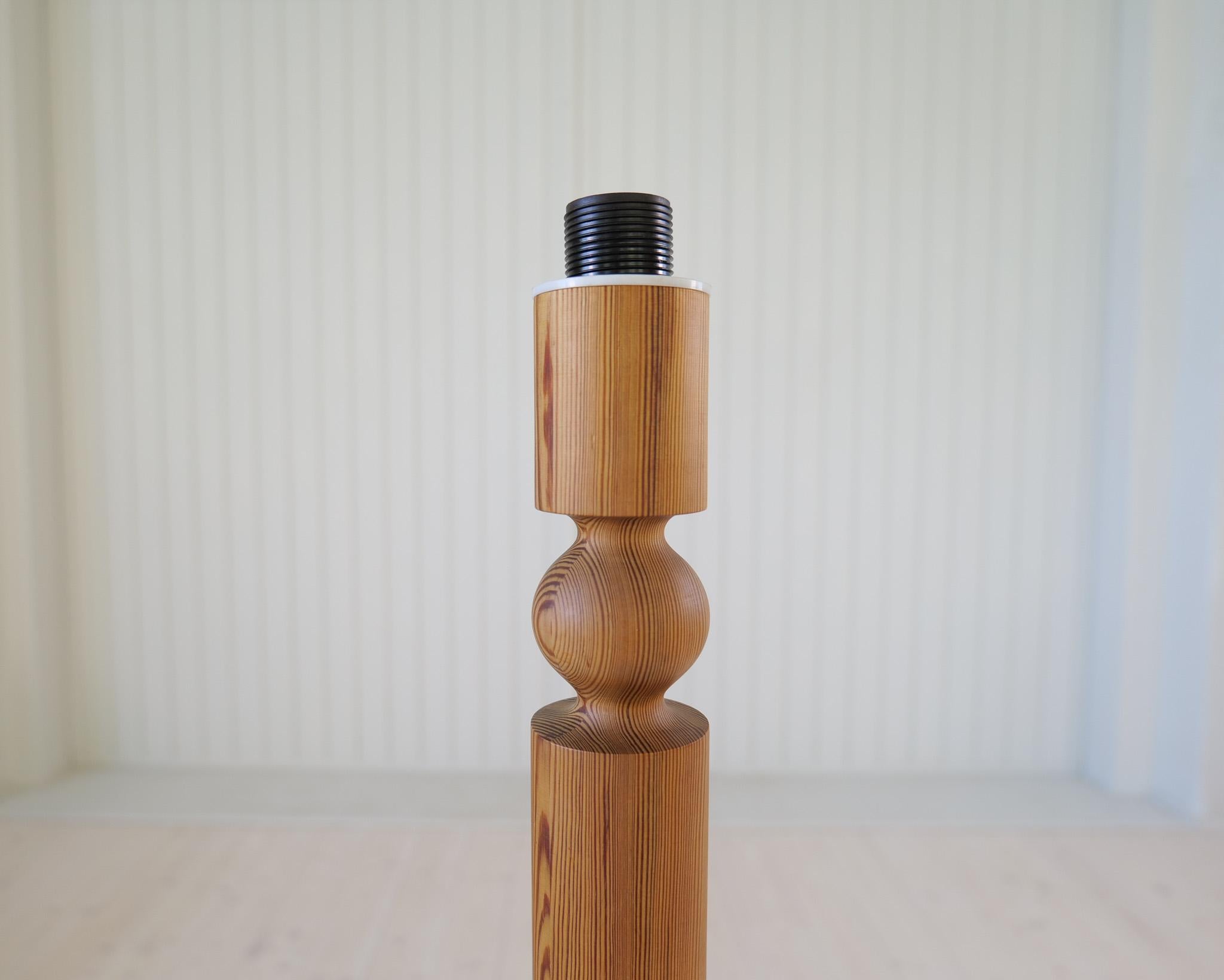 Lampadaire sculptural moderne scandinave en pin Uno Kristiansson, Suède, 1970 en vente 2
