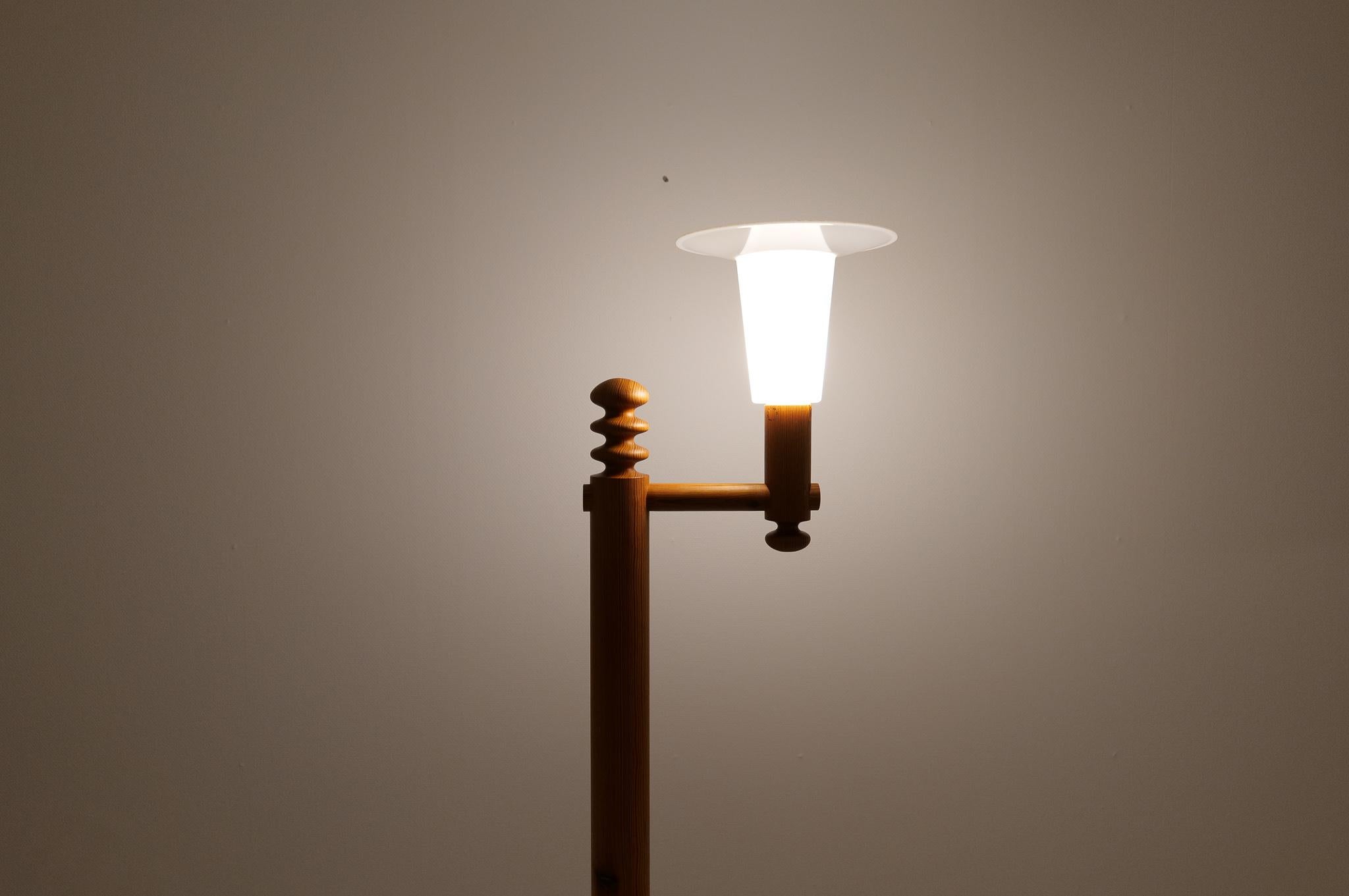 Scandinavian Modern Sculptural Floor Lamp in Pine Uno Kristiansson, Sweden 1970s 7