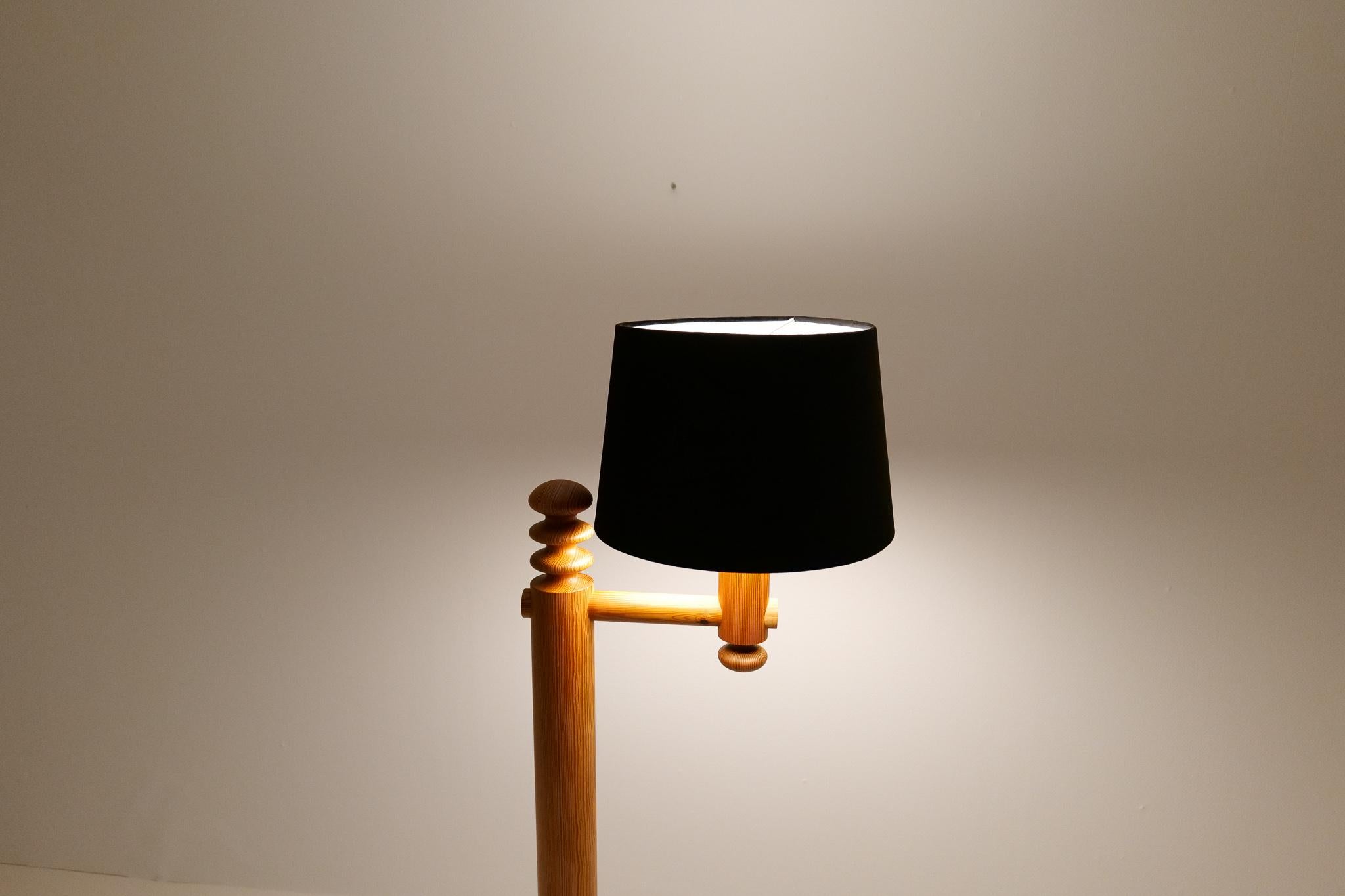 Scandinavian Modern Sculptural Floor Lamp in Pine Uno Kristiansson, Sweden 1970s 9