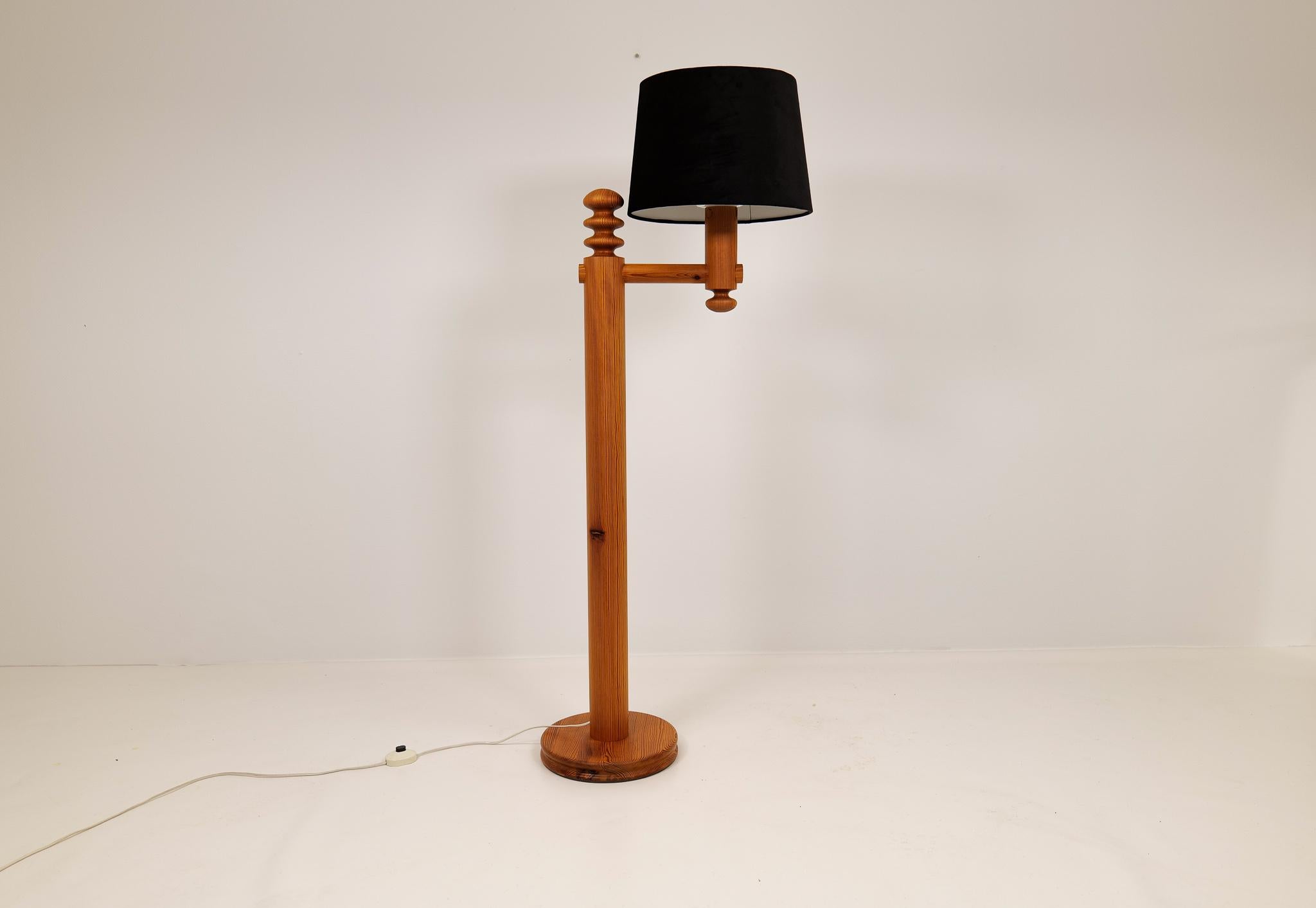 Swedish Scandinavian Modern Sculptural Floor Lamp in Pine Uno Kristiansson, Sweden 1970s