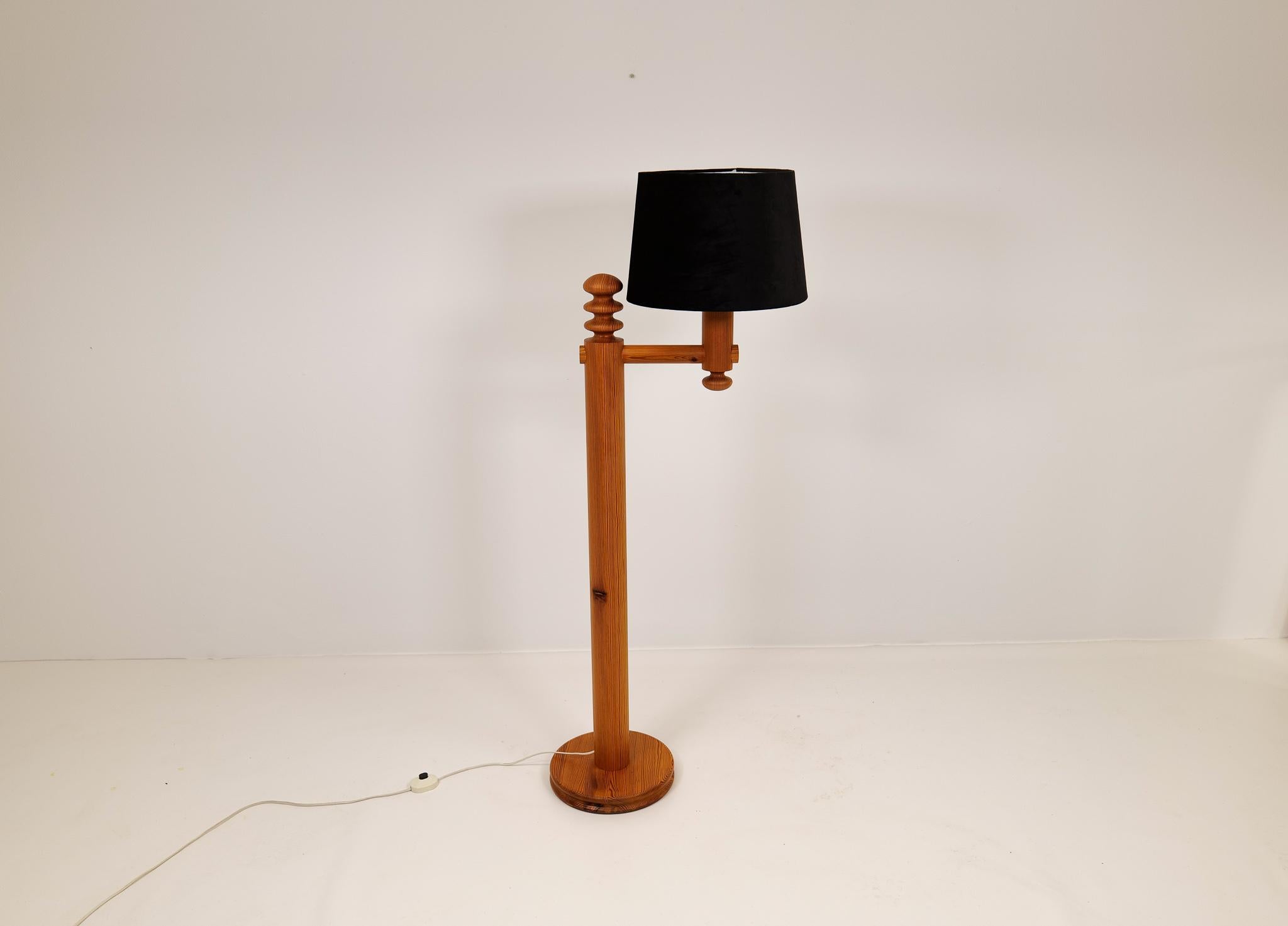 Scandinavian Modern Sculptural Floor Lamp in Pine Uno Kristiansson, Sweden 1970s In Good Condition In Hillringsberg, SE