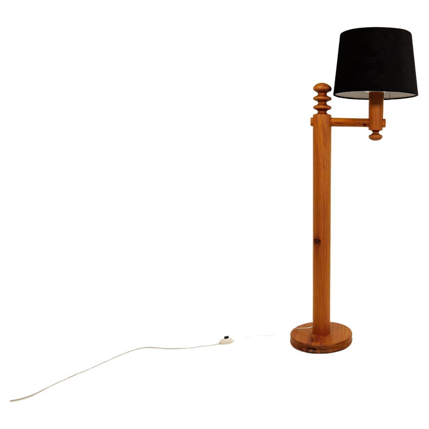 Floor lamp manufactured in Sweden and designed by Uno Kristiansson. It’s made in solid pine. This one with organically sculptured pine that gives a wonderful living floor lamp. 

Original acrylic shade with a newly added textile shade. 

Nice
