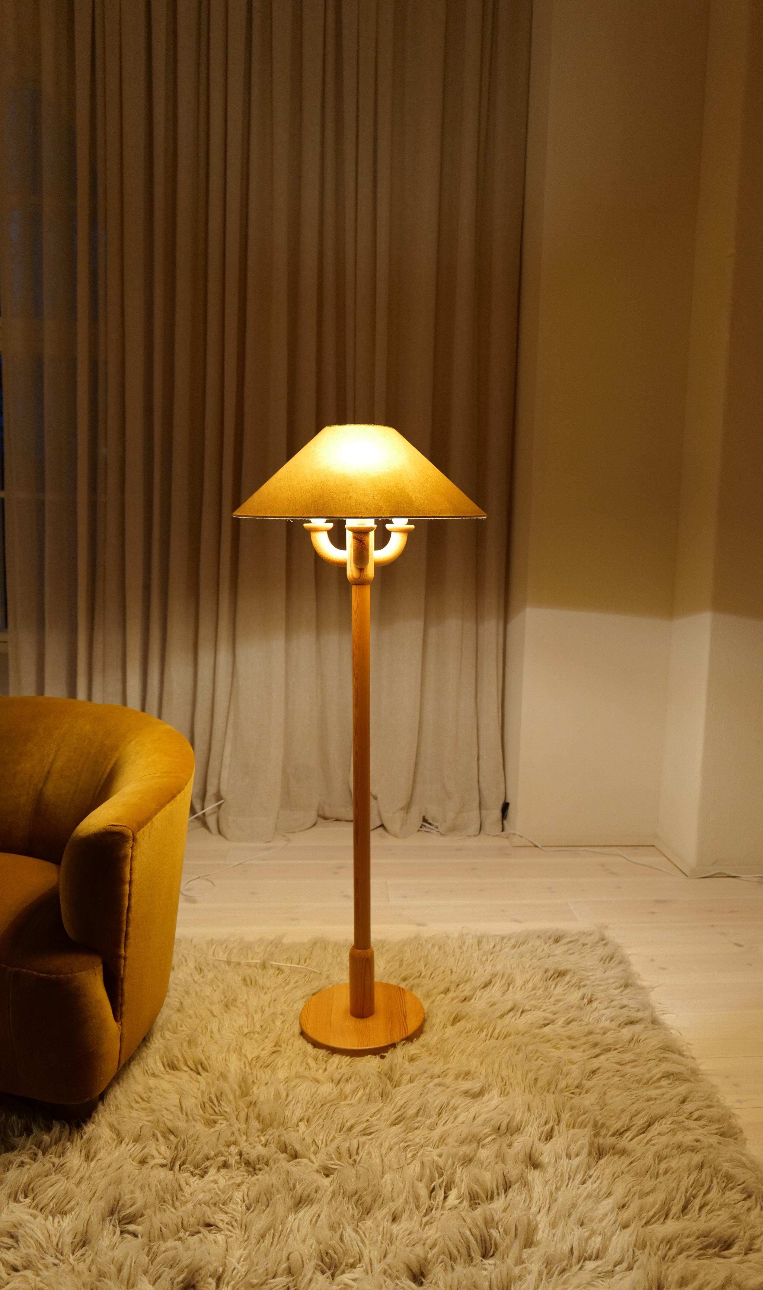 Lampade da terra scultoree The Modern Scandinavian Made in Pine, Svezia anni '70 in vendita 3