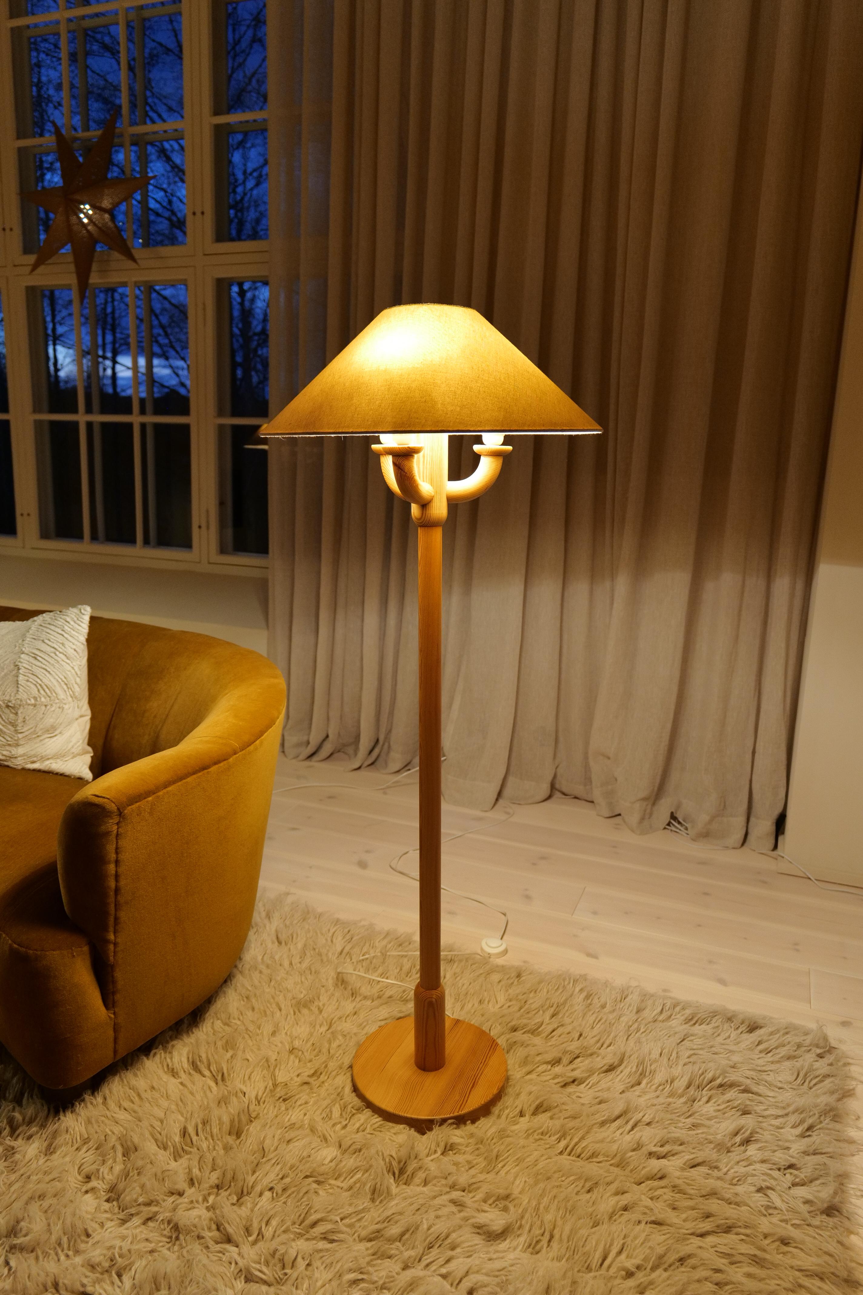 Lampade da terra scultoree The Modern Scandinavian Made in Pine, Svezia anni '70 in vendita 4