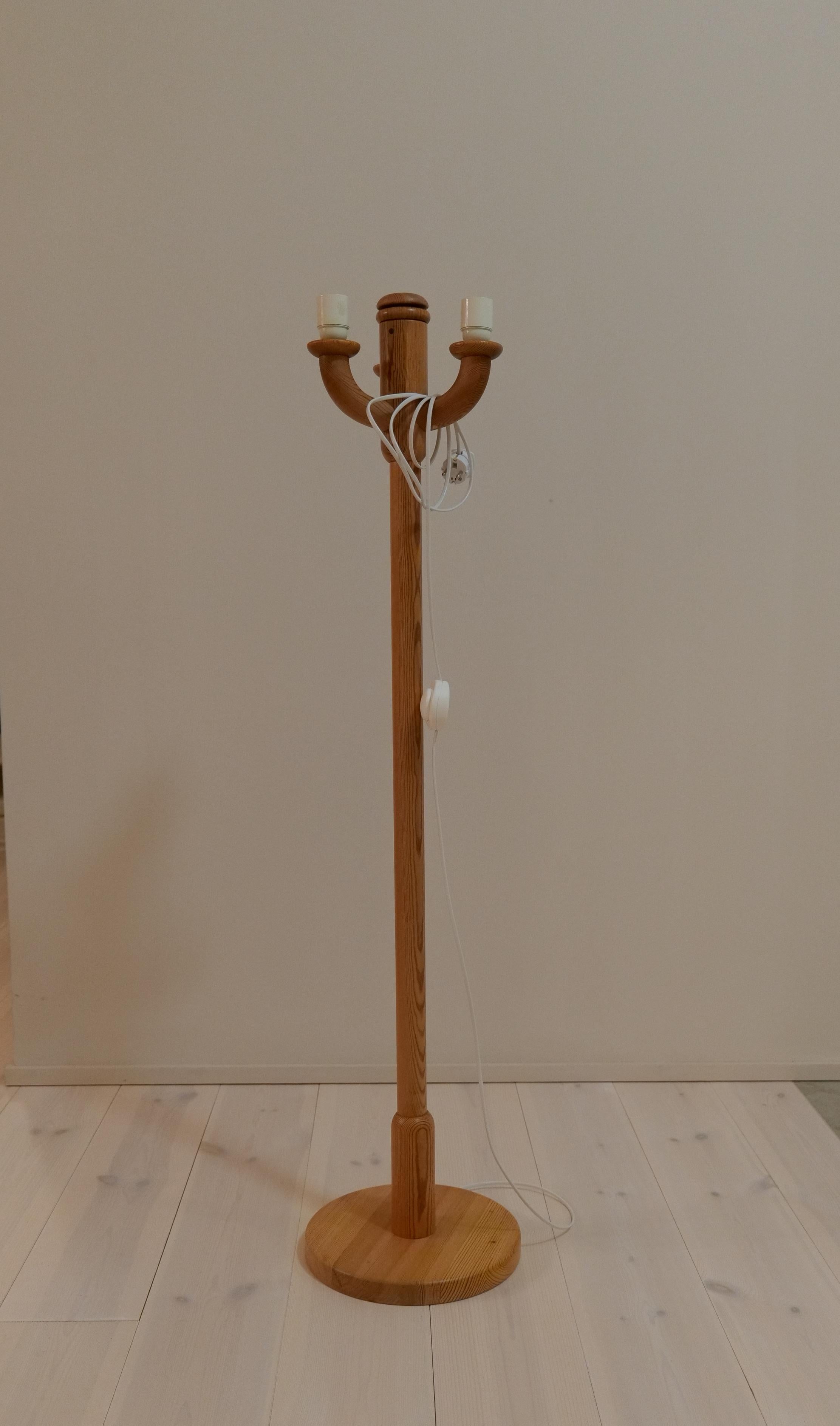 Lampade da terra scultoree The Modern Scandinavian Made in Pine, Svezia anni '70 in vendita 6