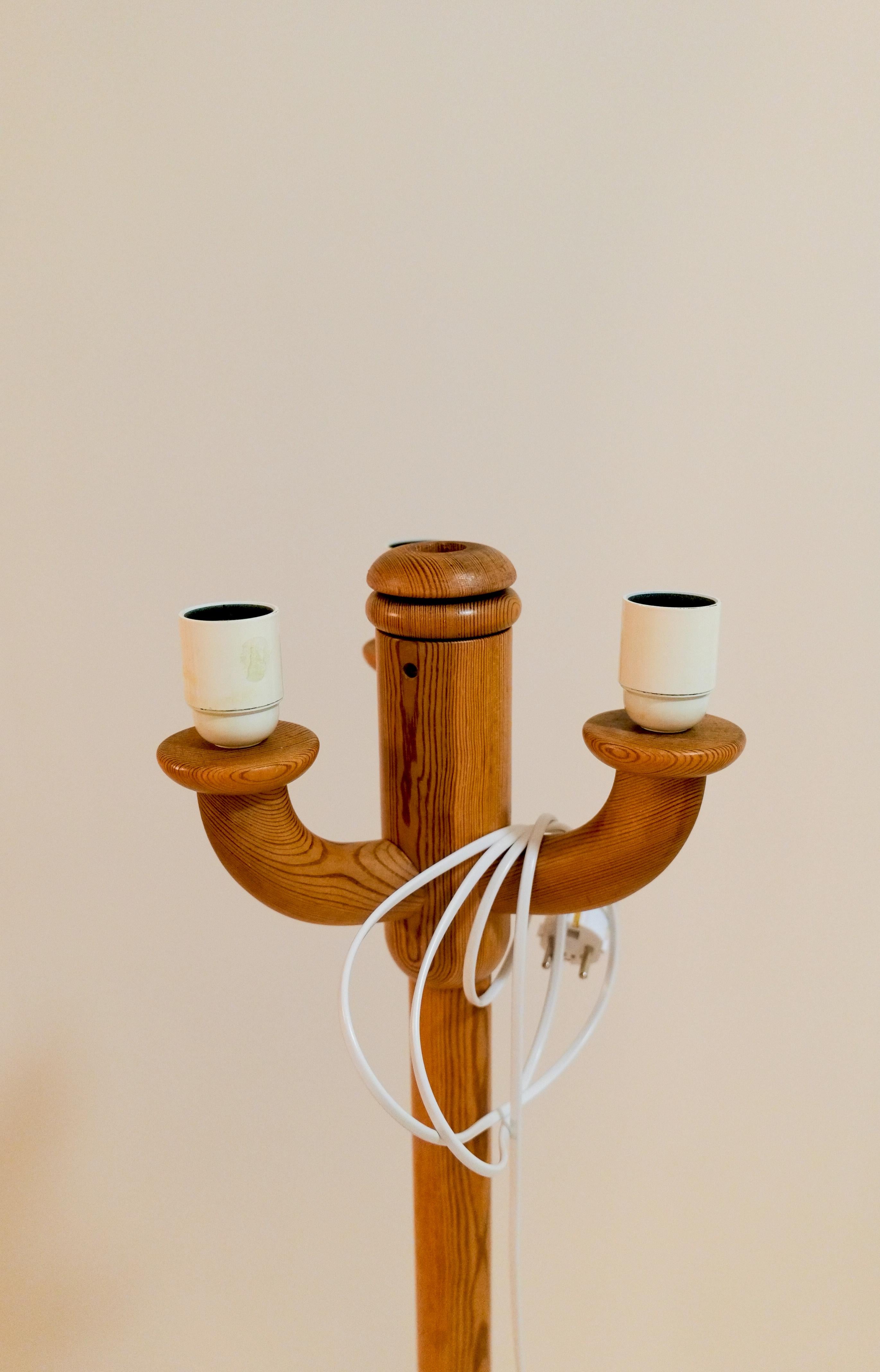 Lampade da terra scultoree The Modern Scandinavian Made in Pine, Svezia anni '70 in vendita 7