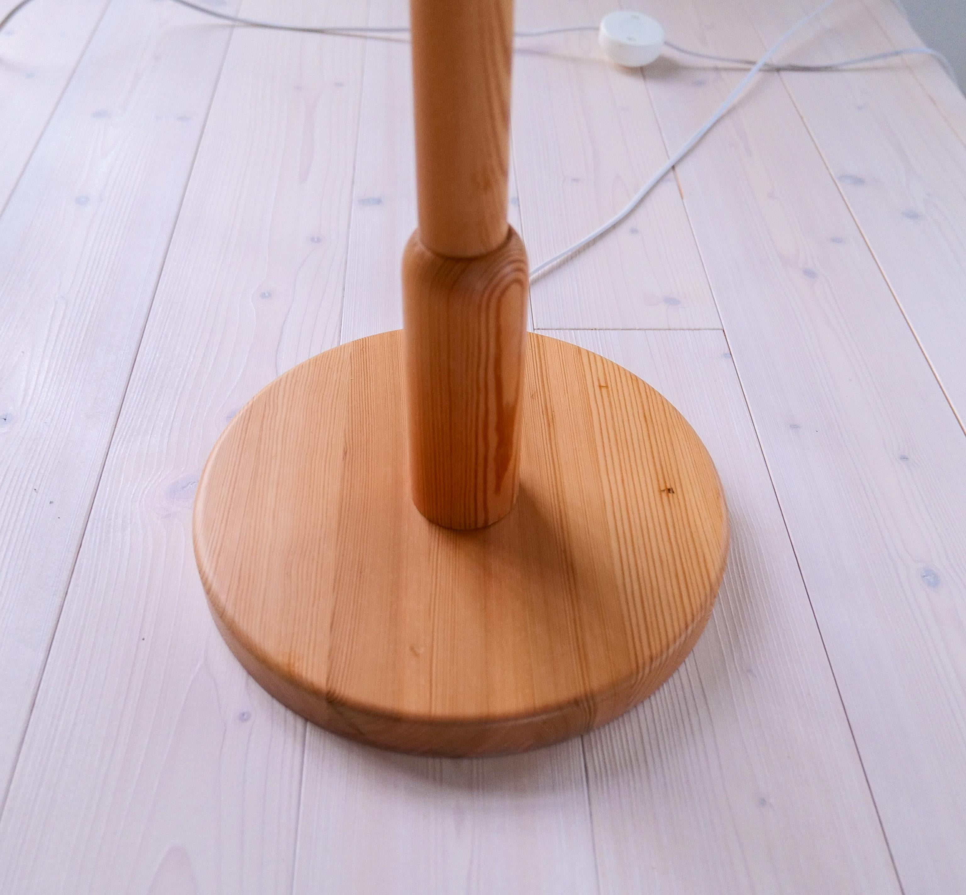 Lampade da terra scultoree The Modern Scandinavian Made in Pine, Svezia anni '70 in vendita 9