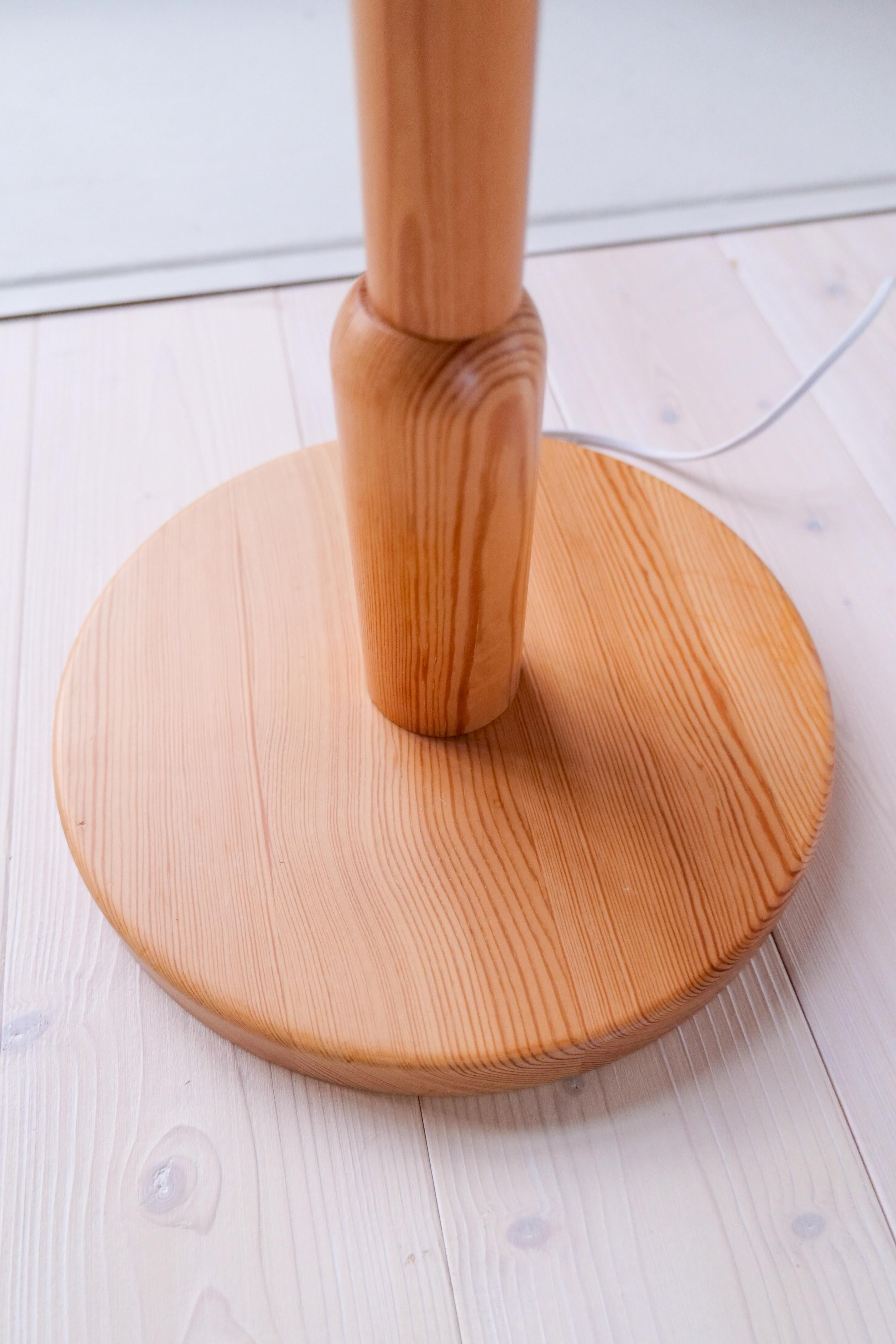 Lampade da terra scultoree The Modern Scandinavian Made in Pine, Svezia anni '70 in vendita 11