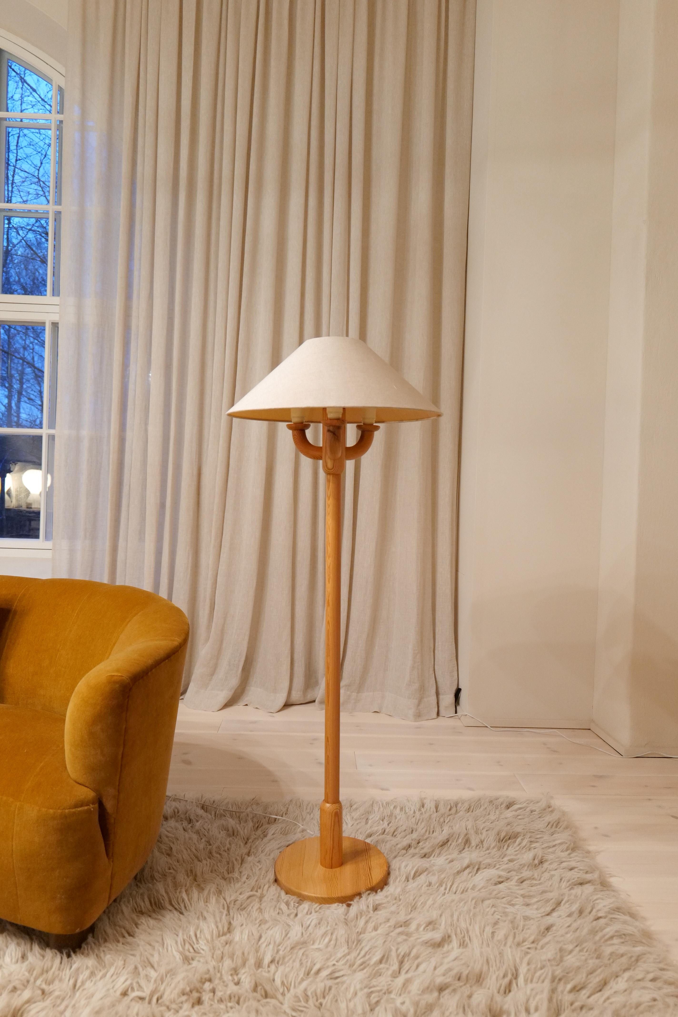 Lampade da terra scultoree The Modern Scandinavian Made in Pine, Svezia anni '70 In condizioni buone in vendita a Hillringsberg, SE